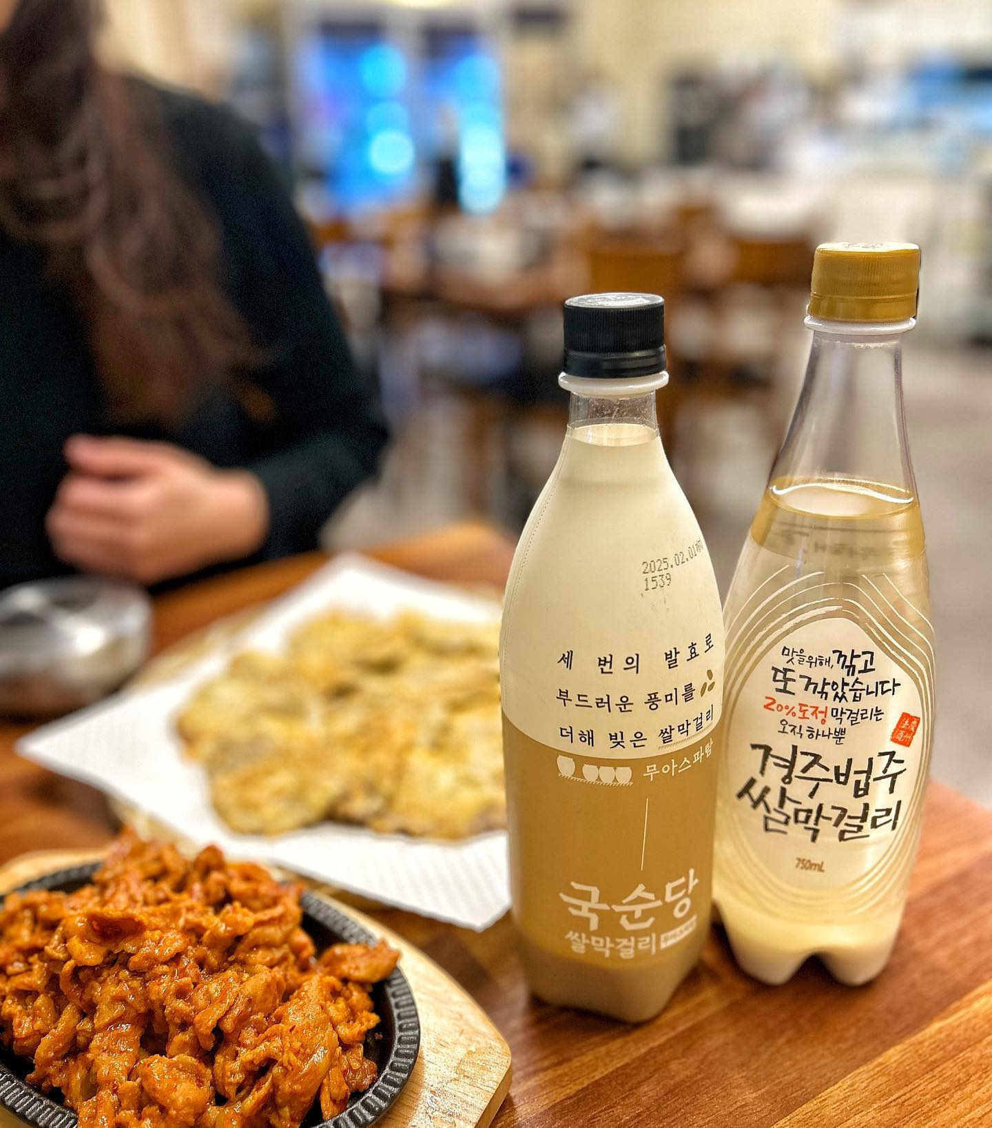#진된장 #진된장분당정자점 

배달로만 먹던 배달맛집
오늘은 방문해서 음주와 함께 달려볼게요 ><

#육전
#버섯된장찌개
#제육볶음
#막걸리

된찌 구수하고 진하고 완전 밥도둑!
기본찬들도 너무 깔끔하고 맛있어서
셀프바 여러번 들락달락🤭

저온 숙성 반죽으로 구운 수제 육전이랑
막걸리 곁들여 먹으니 진짜 꿀맛이네요👍

혼밥도 좋고 낮술로 달려도 너무 좋을 듯
또 방문해서 다른 전도 먹어봐야디 ><

#육전맛집 #정자동데이트 #분당맛집추천 #안주 #맛집 #정자역맛집 #정자역막걸리 #맛스타그램 #먹스타그램