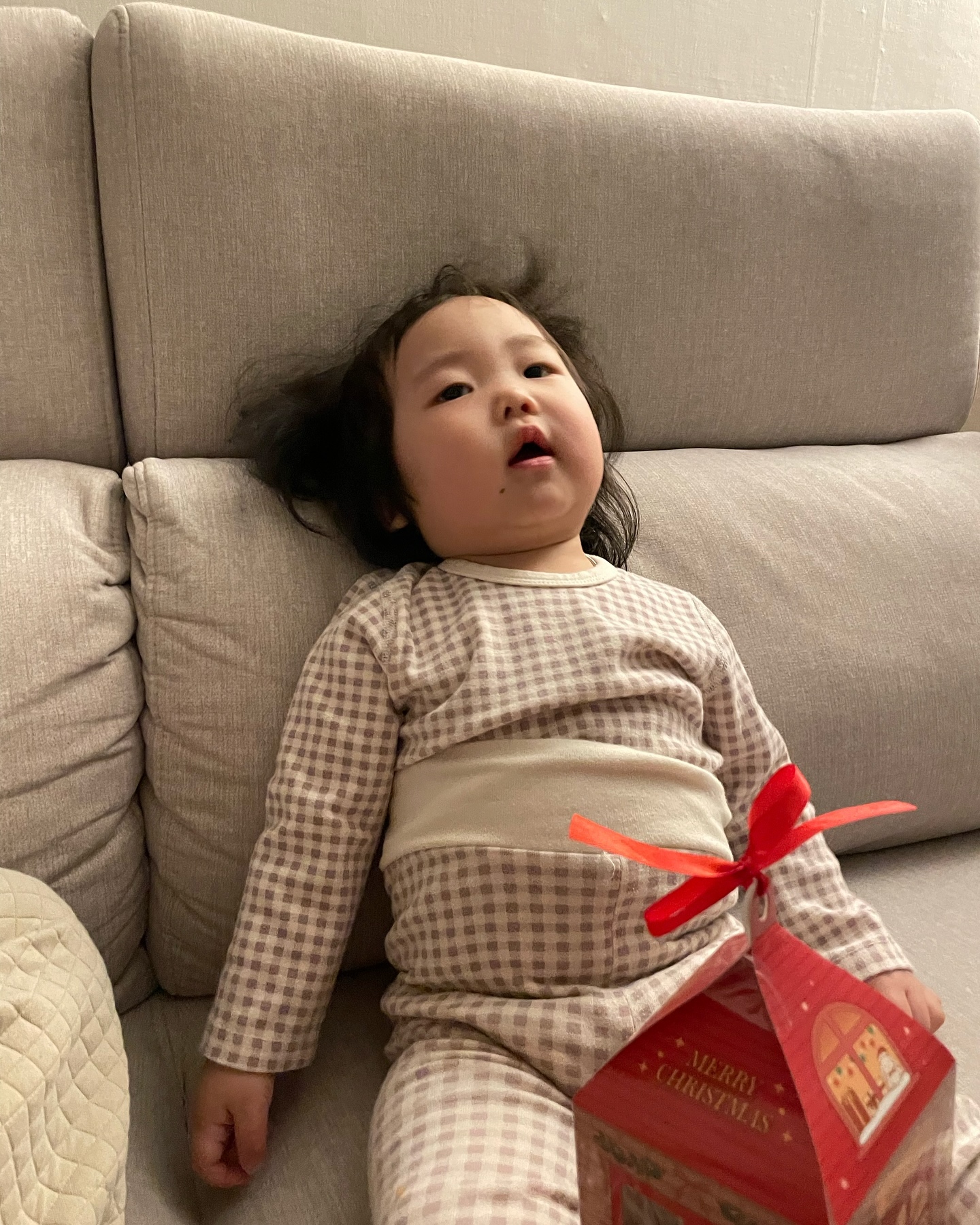어린이집에서 받은 크리스마스 선물🎁
하지만 오늘 너무 피곤했던 그녀의 쇼파 널브러짐
근데 과자는 못참아.