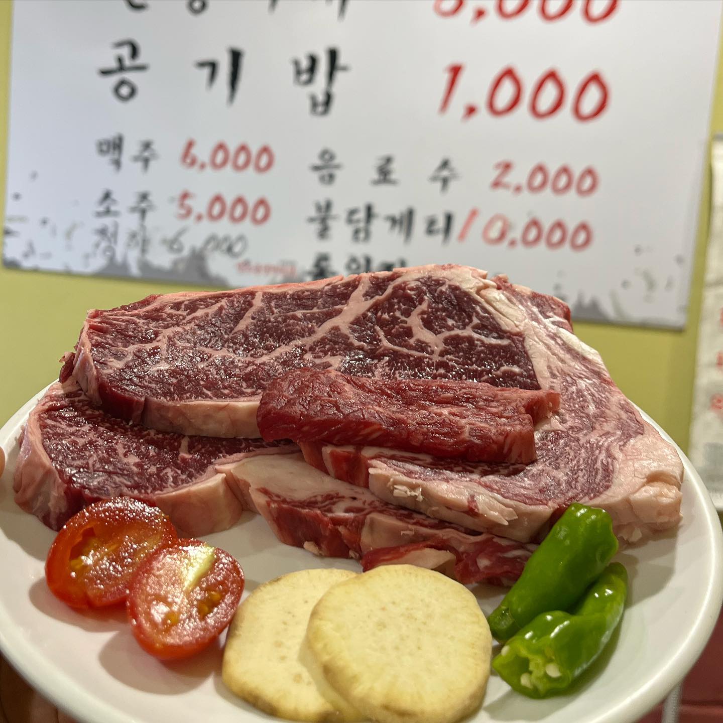📍#협찬#통일집 
충무로4가 1-20
3/4호선 충무로역 7번출구 
*힙지로와도 가까워요 😎

한우암소등심 180g (39.000원) X2인분 
불닭게티(10.000원) 청하 (6.000원) 

50년전통 암소등심 전문점 통일집 
기본찬으로 나오는 소고기 무국도 기막히고👍🏻
마블링가득 빨간 암소등심 빛깔이 대박이다 
숯불에 구워먹는 한우란 극락 
냄비가득 나오는 매콤 달달한 
불닭게티로 탄수화물 채워주고 
암소등심 한입먹고 파절이에 싸먹으면 최고
을지로 노포맛집 “통일집” 꼭 가보세요