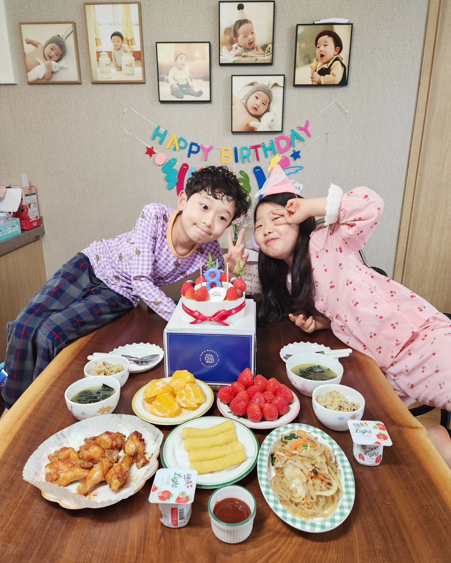 #20240305
#HBD

8살 생일을 맞이한 우리엘이💗
이번에는 초등학생이 되어서 치르는 
8번째 생일이네^^

신학기 준비해야해서 뭐가 이리 바쁜지
생일준비도 잘 못한거같고
선물도 준비못했는데,
예쁜옷사준다고 토요일에 옷 사러가자니까
흔쾌히 OK해주는 그녀~♡

요새 크롭티에 빠져서 춤추는 언니 스타일로
옷 사고싶다네
요즘 아이들이 왜 이리 빠른지
벌써부터 스타일이 확고하고 난리~ㅎㅎㅎ
.
.
.
#생축 #초등학생 #육아일기 #육아일상 #daily 
#우리딸생일축하해 #생일파티 #올해는집에서 
#최대한간단하게 #벌써3월 #like