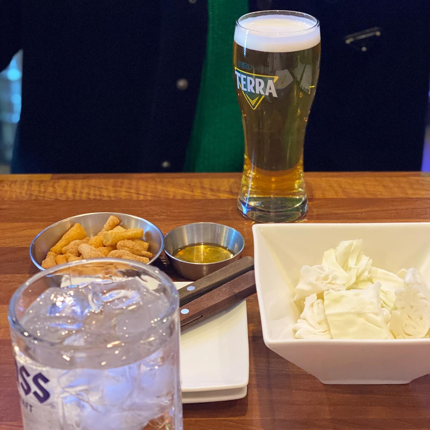 “맥주 하나 물 한잔 주세요” 라고 하면
이렇게 줍니다..🤣
맥주는 제꺼.. 물은 저쪽인데..
ㅋㅋㅋㅋㅋㅋㅋㅋㅋㅋ 너무 웃겨..