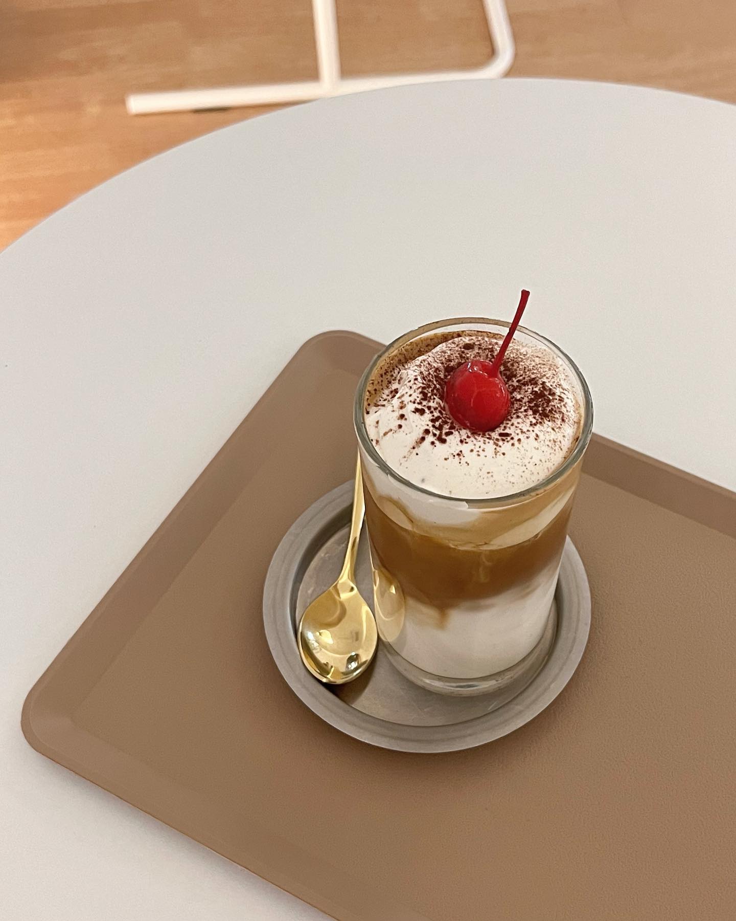 베이커리 뿌수고 싶었는데 혼카페여서 못했다는 슬픈 사연.. 그래두 아인슈페너 맛있도라