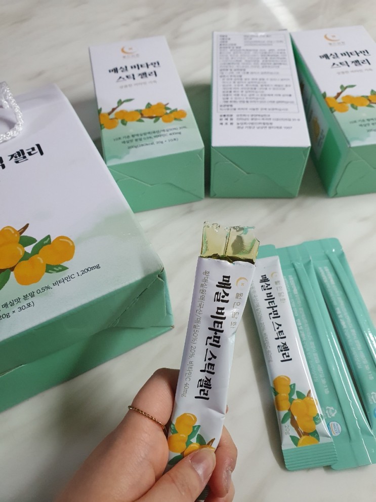 [광양매실] 일회용 스틱포 포장으로 언제 어디서나 간편하게 먹을 수 있는 '월인담화 매실비타민 스틱젤리'