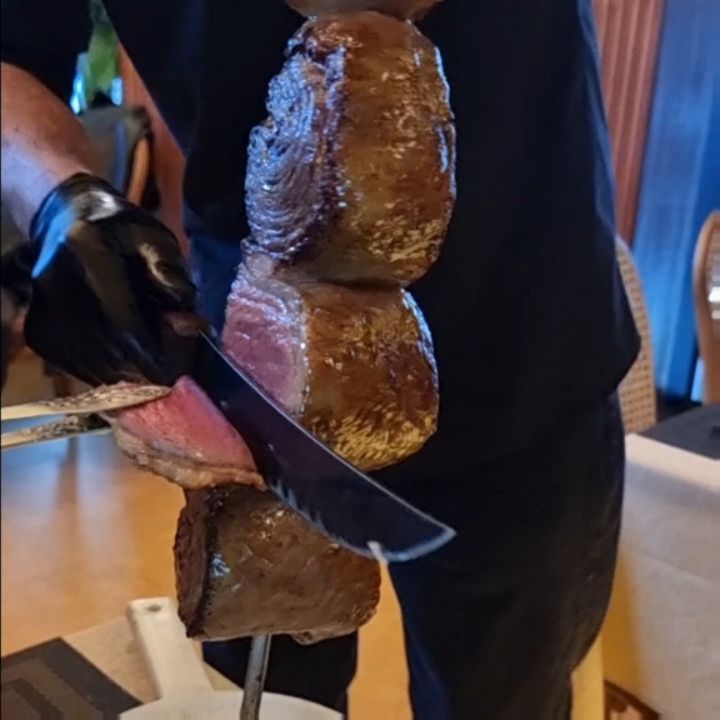 #헬로브라질 🇧🇷 #협찬 
강남 새로생긴 #슈하스코 무한리필집!
스테이크 바베큐가 실컷먹고싶다면 꼭 가시길😁
육즙 한가득..미디움레어로 부드러웠어요.
(슈하스코 입문자에게 추천해주고싶은 곳)

✅️#강남콜키지프리 귀하디귀함
✅️브라질느낌 인테리어, 현지쉐프님+서버분들까지
여행온듯한 기분이라 즐거웠네요!
✅️개인적으로는 등심 > 토시 > 살치 ❗️배터짐주의

 hellobrazil__
📍위치: 서울 강남구 강남대로 98길 12 지상 3층
🕚운영시간: 11:00-22:00(B.T 14:00-17:00)
#슈하스코무한리필 #강남스테이크 #강남슈하스코