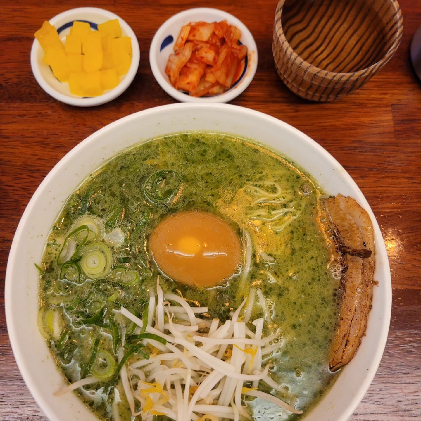 💚하카타식당
바질라멘 = 미도리라멘
면발도 좋고~ 부드러운 차슈도 맛있고~
소개로 갔는데 너무 만족하고 한 입 한 입
맛나게 끝까지 먹었다

바질페스토를 생각하며 이게 어울릴까?
하고 갔는데 이럴수가...
이렇게 잘어울릴 일인가
뭘 더 추가하지 않아도 되는 맛 

달걀 매우 퍼펙트하신 것
마지막에 후추랑 시치미로 국물 따로 먹을 때 
아주... 맛도리 그리고 친절하구
갈 때 인사도 다정히 해주셔서 나도 인사 🙇‍♀️ 
.
.
.
#하카타식당 #바질라멘 #미도리라멘 #후추 #시치미 #바질 #먹스타그램 #맛스타그램 #내돈내산 #한끼 #끼니 #점심메뉴추천 #점메추 #정자동중심상가