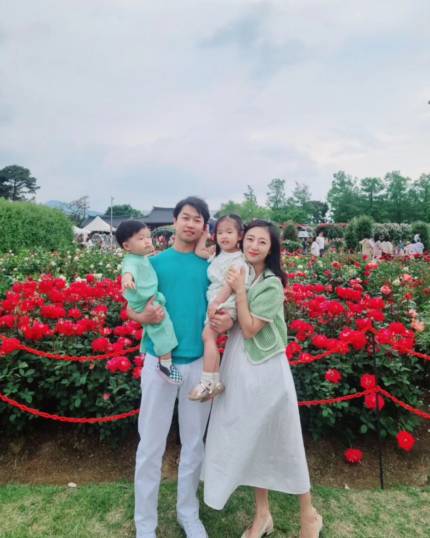 #일상 

15MAY24
작년에 이어 올해도 곡성출석체크 완료오오오오오오🌹

아직 축제기간이 아닌데도
많은 사람들을 구경한 하루😆

율이는 유치원 하트챌린지 미션수행하려고
장미앞에서 예쁘게 하트했는데
알고보니 가족과 함께하는 하트챌린지였......🙈
띠로리😜

그래도 즐거운 추억 한스푼 추가요🤍❤️

#전남가볼만한곳 #장미철 #꽃향기 #남매가족 #일상이야기 #곡성장미 #곡성장미축제는담에도전 #힐링스타그램