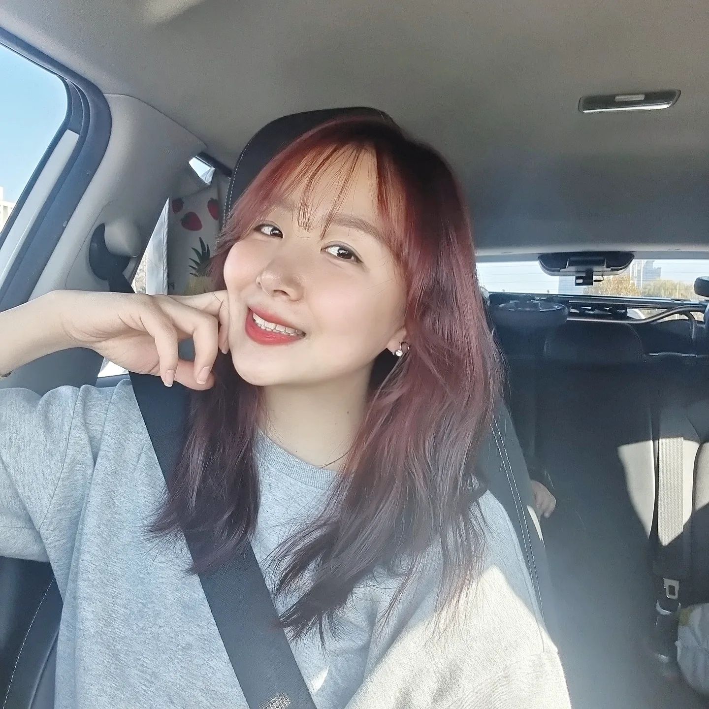 ⚪

오랜만에 셀카 조금 어색하네
(간만에 화장하고 드라이해서 기분 좋았어요 네)
오늘은 처음으로 늘이랑 둘이 시댁 다녀온날❗

엄마 운전 편안하게 하라는지 올때 갈때 잘 있어줘서 고마워🩵
