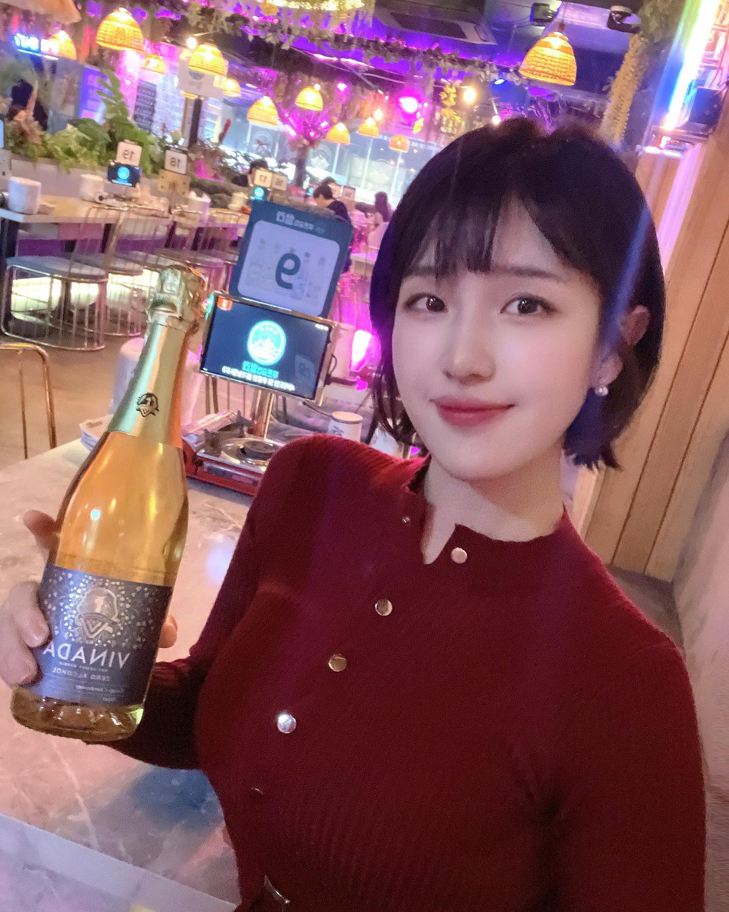 양블리 💗 X 비나다 [ vinadawines_korea ]
🚨샴페인 딸때 놀람 주의 ㅎㅎ

안녕하세요 여러분 양블리입니다 😆❣️
모임이 잦은 연말
절대 빠지지 않는 것이 있죠~!

바로 “와인”인데요🥂
정말 감사하게도🙏
이번 연말 즐겁게 보내라고
세계 1위 논알콜 와인브랜드 <비나다>에서
크리스피 샤르도네를 보내주셨습니다👍🏻✨

저는 사실 
아는 사람은 다 아는 술찌인데요 (일명 : 알쓰🥲)
술자리를 좋아하지만 주량이 적어
술을 오래 즐기기 어려운
나름의 고충이 있었습니다🤦🏻‍♀️

처음에는
논알콜에
비건와인이라고 하면
기존에 마시던 와인보다
맛이 덜하진 않을까 싶기도 했었는데

이게 왠걸
와 ~ 와인 맛이랑 똑같.. 🍷
아니다!!
기존에 마시던 와인보다 훨씬 맛있었어요😳
맛과 풍미를 하나도 놓치지않은
비나다!!
왜 세계 1위인지 알겠더라구요🥇

모임에 함께했던 동생들도
감탄하면서 마셨네요ㅎㅎ
어깨으쓱💪🏻

️🙋🏻‍♀️이런분들께 추천합니다

✅맛있는 와인 마음껏 즐기고 싶은 술찌들
✅술은 먹고 싶고 살은 찌기 싫은 헬스인 
 (저칼로리 비건와인이라 칼로리는 1/4 )
✅낮시간에 친구들과 분위기 있게 즐기고 싶은 육아맘들
✅연말모임에서 와인은 마시고 싶은데 운전해야하는 분들
✅와인 선물을 고민중인 분들

🏅동물성원료 zero
정통양조방식 그대로 알콜만 제거하여 와인의 깊은맛을 제대로 살린 비건와인

안마셔본 사람은 있어도 한번만 마신 사람은 없을듯!?🤭💗

#무알콜와인 #논알콜와인 #무알콜샴페인 #논알콜샴페인 #비나다 #비나다와인
