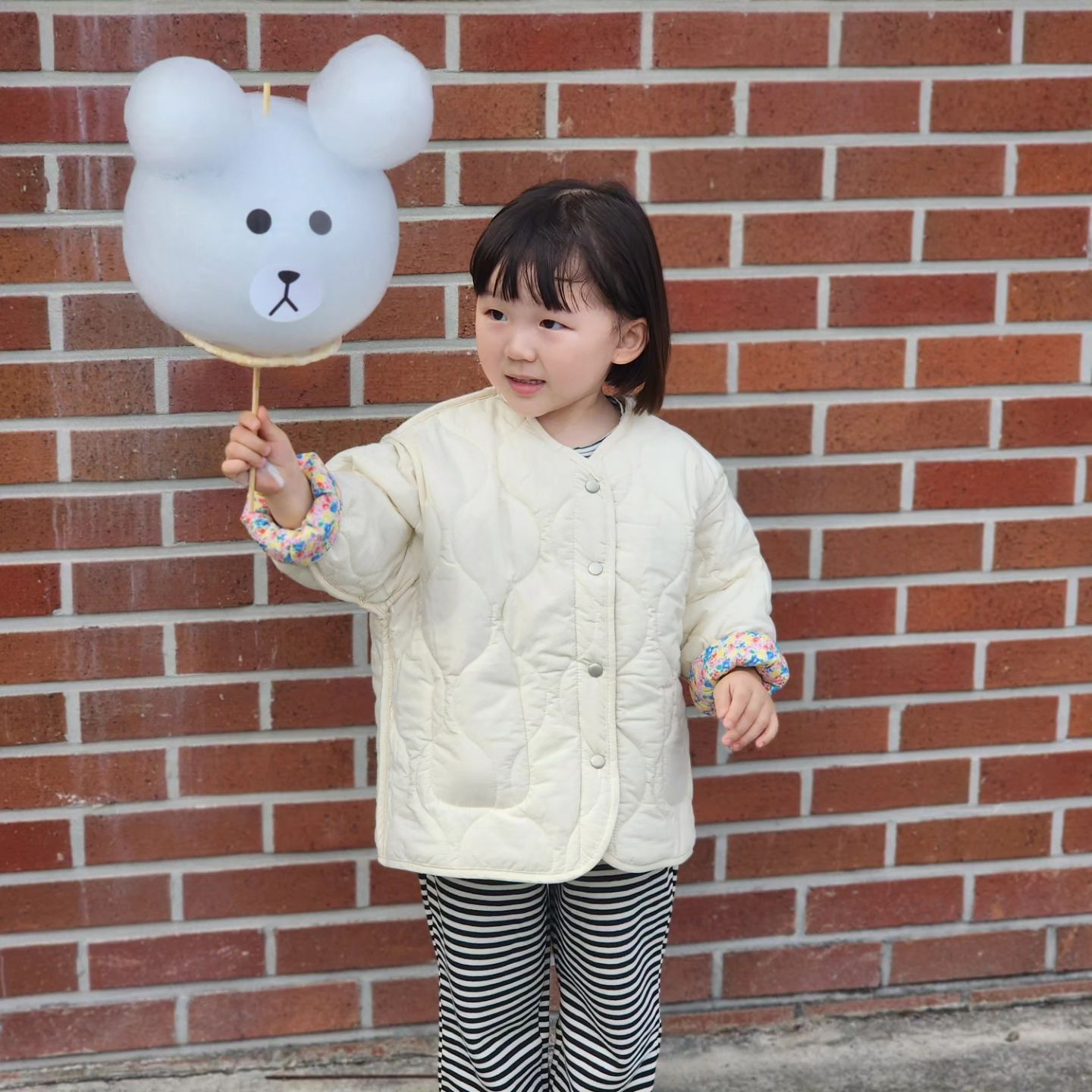 캐릭터 솜사탕 하나로 행복할 수 있는 아이들
곰솜사탕을 들고 설레는 정원이얼굴
인증샷 후엔 가차없이 뜯어먹는 그녀

에리히 프롬이 말했지
사랑은 주는 것

내가 지쳐 힘들고 나를 좀 갉아내어도
너 하나를 올바르고 사랑스럽게 키워낼 수 있다면
우리 집에서 내가 제일 고생하는 사람이 되어도 상관없다
언제나 사랑은 주는거니까,,☆

정원이, 오빠, 가족들, 친구들을 포함한 그 누군가 한 사람을 진심으로 사랑한다면 그 외 모든 사람도 사랑 할 수 있고,  그 세계도, 삶도 사랑하게 된다고 했다.

나 자신이 사랑이 많은 사람이 되자 ! 
정원이가 사랑이 많은 사람이 될 수 있도록 !!

#캐릭터솜사탕
#에리히프롬 #사랑의기술 #사랑은주는것
#울산여행 #방어진여행 #즉흥여행 #육아일기 #육아기록 #육아정보소통 #육아소통환영 #육아맞팔 #육아일상
