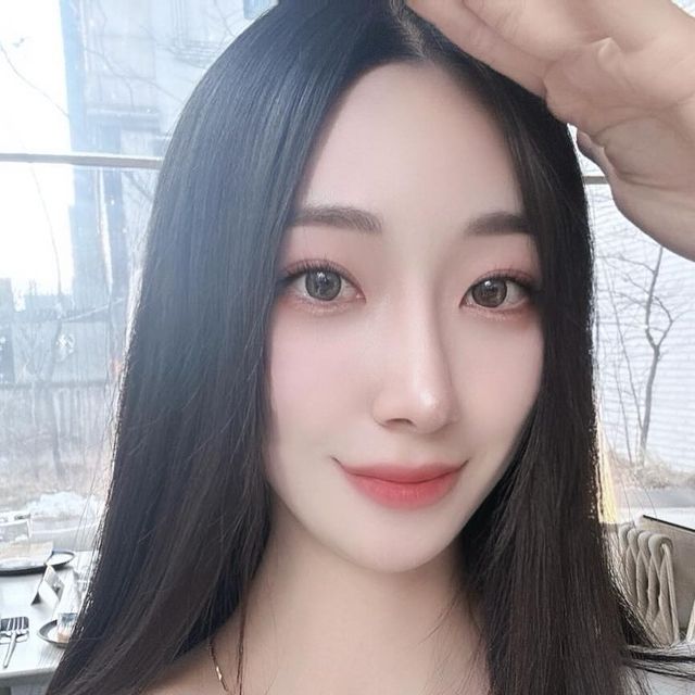 정윤 on Instagram: "#광고 2023년 마지막 글이되겠군요🫶🏻💞 웰컴 2024🤍 with @ololalens_kr 오늘은 오로라렌즈 브랜드의 데이무드 시리즈를 착용했어요!! 데일리로 착용하기 좋아서 지금도끼구