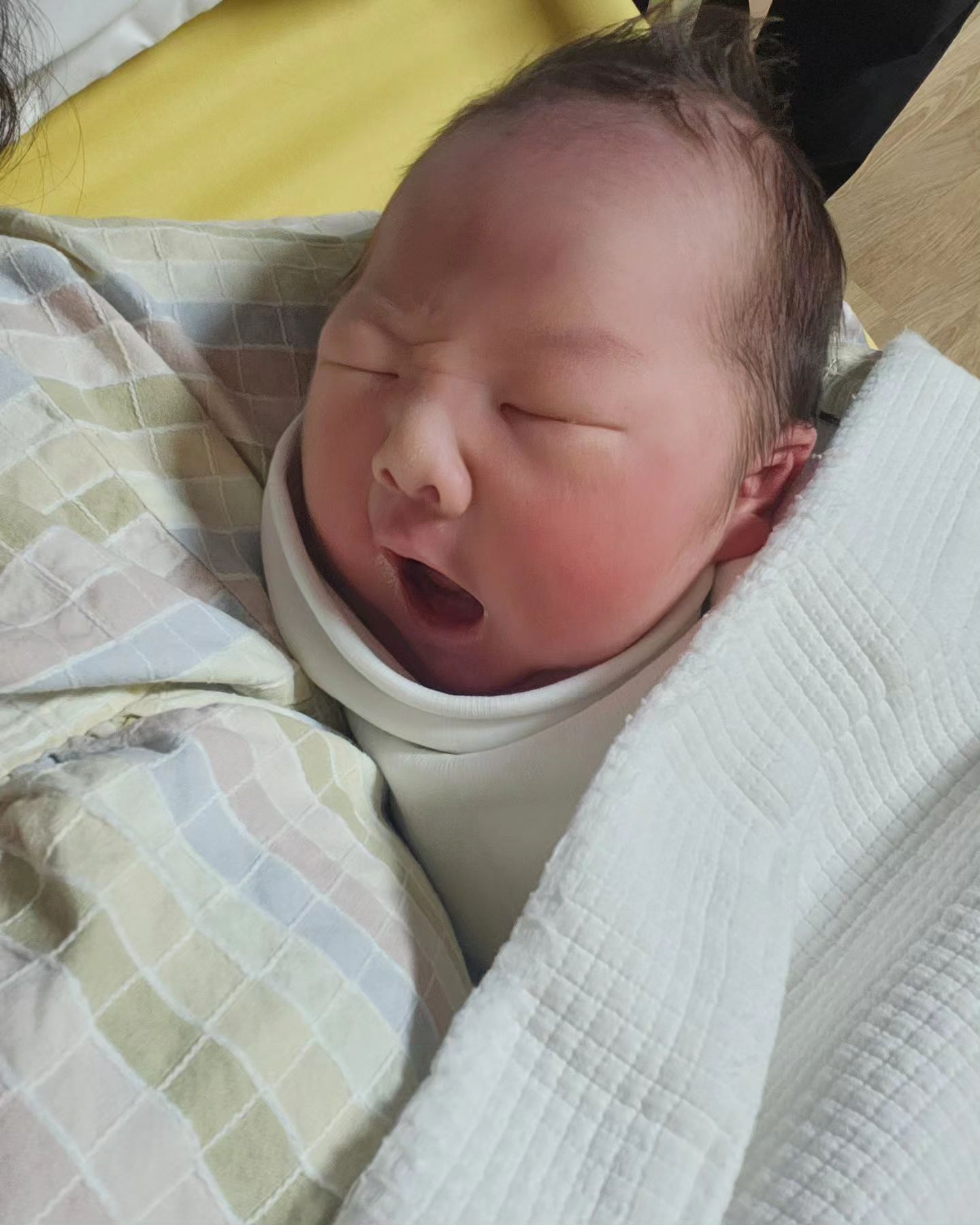 아니 50일이제 막넘었는데 이렇게컷다니...ㅎㅎㅎㅎㅎ
벌써 천천히커줬음 좋겠다는건 뭐지...ㅎㅎㅎ
너무컷던옷들이 딱맞아가는게 너무신기해...❤️
🩷오늘도사랑해🧡