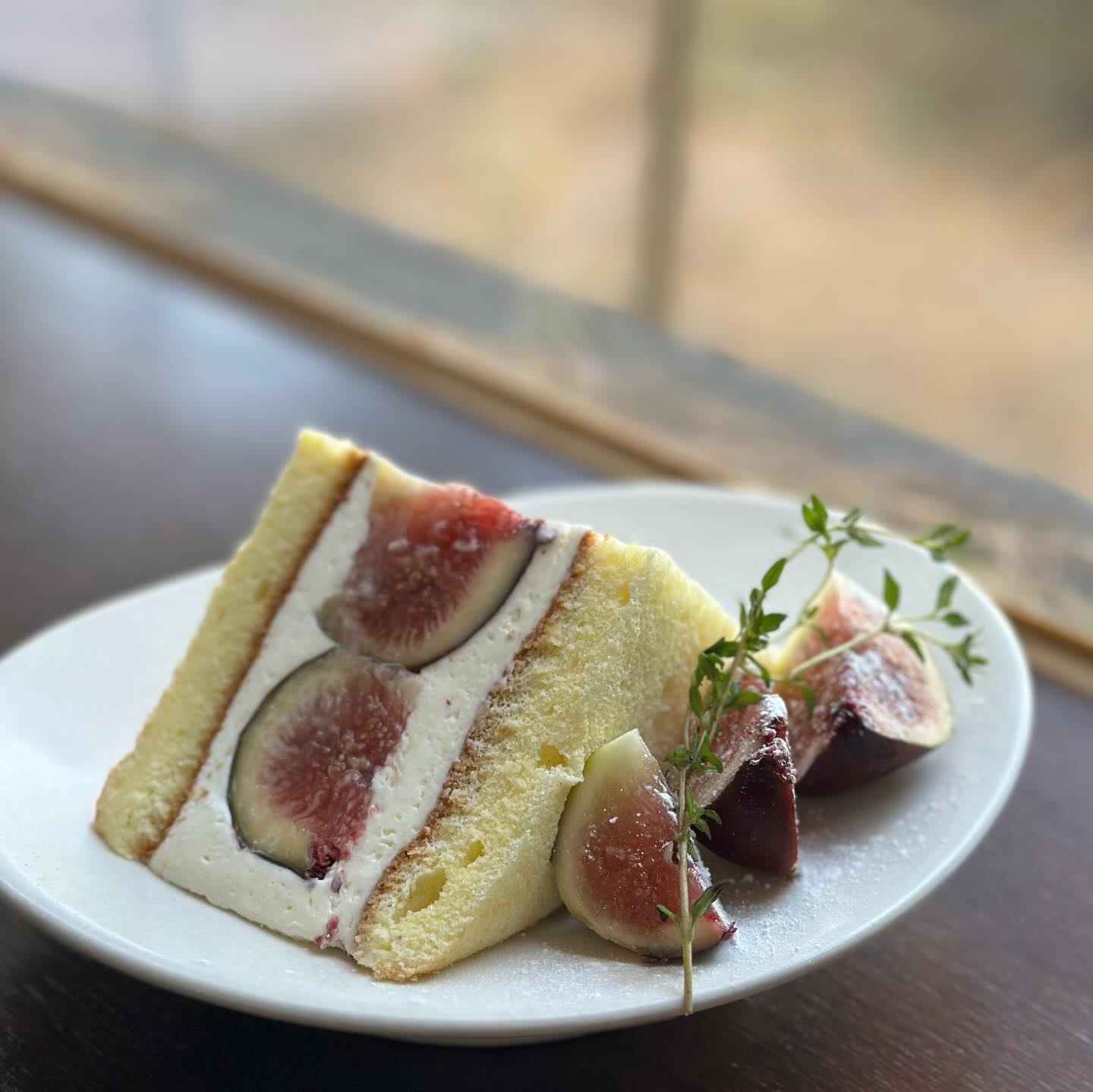 .
#무화과산도 
☕️커피랑 잘 어울리는 맛!
내부도 예뻐서 한참동안 머무른 곳🌿
