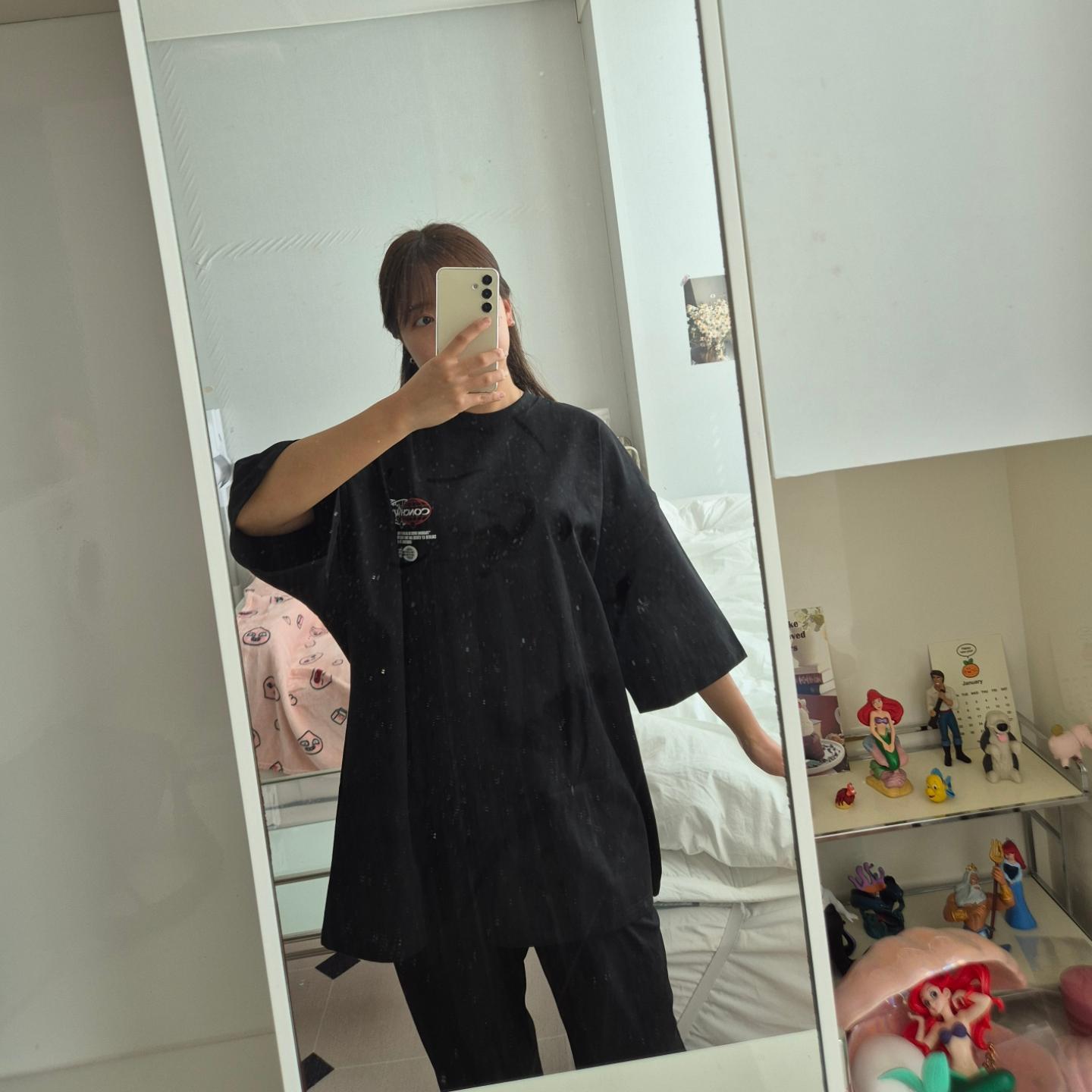 잼!하 🩶 #협찬 conchwear 

헤헤 헤헤 요즘 나태잼 나태잼 근데 옷 자랑은 해야겠따 왜냐 지대 이쁘기 때무니다 🤭 
제가 요즘 다시 살이 쪘..ㄱ.. 에 ^^ 요런 힙한 박스티가 갖고싶었는데 어쩜 따악•• 

[ Conch 로고 반팔 티셔츠 x 알라딘 밴딩 팬츠 ] 
티셔츠가 그냥 핵 탄탄해서 그냥 막 호롤롤로롤 빨아도 휘뚤마뚤 할 재질 ✨️

그리고 밴딩팬츠는 말해모해 그냥 핵-편 핵 쫜-쫜 핵 시-원 

🩷 5% 할인코드: jam.dongseok (4/3-5/3) 

#제품제공 #콘치웨어 #운동복코디