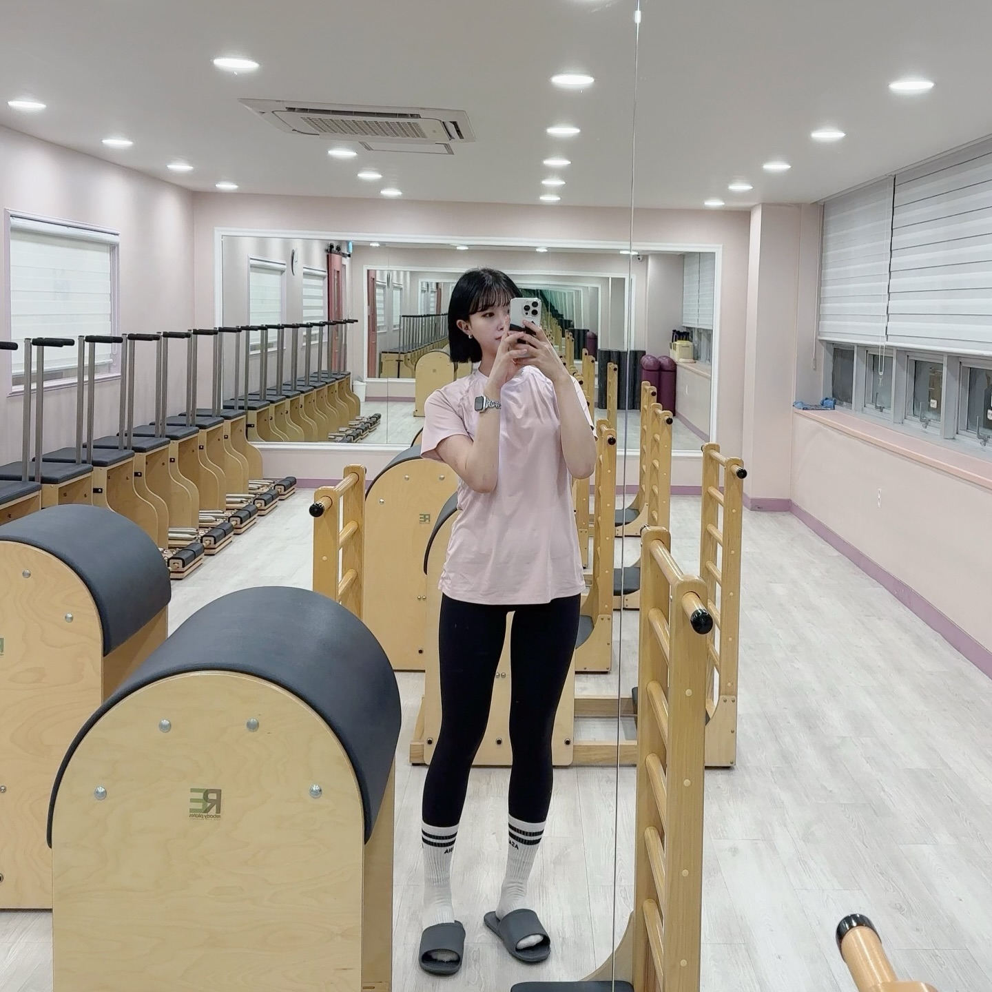 2024.01.22
오운완🏋🏻‍♀️

필라테스 또 연장.. 또또 연장예정...
제발 열심히 챙겨다니기로해.. 약속...

#헬린이#헬응애#헬린이그램#다이어트#헬스장#운동#식단#운동일기#운동복#헬스타그램#필라테스#협찬#일상#daily#오운완#운동하는여자#운동기록#운동소통#운동스타그램#운동하는직장인#헬스녀#아이폰15