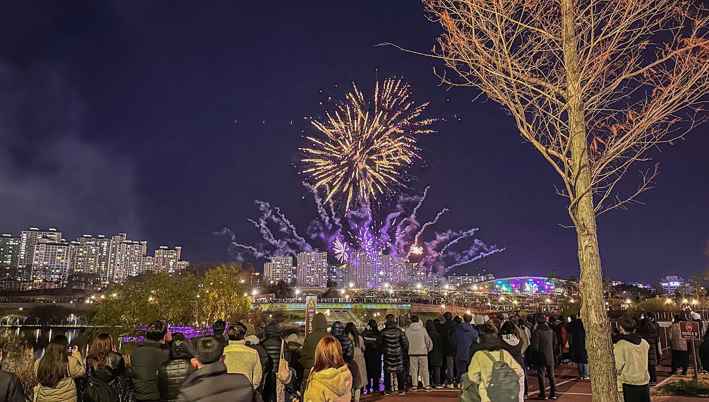 집에 돌아오던길에 마주친 불꽃축제!!
빈 자리 보자마자 주차한후에 여유롭게 감상했어요
랑이가 이번 여행 마무리까지 완벽했다면서 행복하다고 👍
-
#운정불꽃축제 #여행성공 
#불꽃축제 #루비지나
