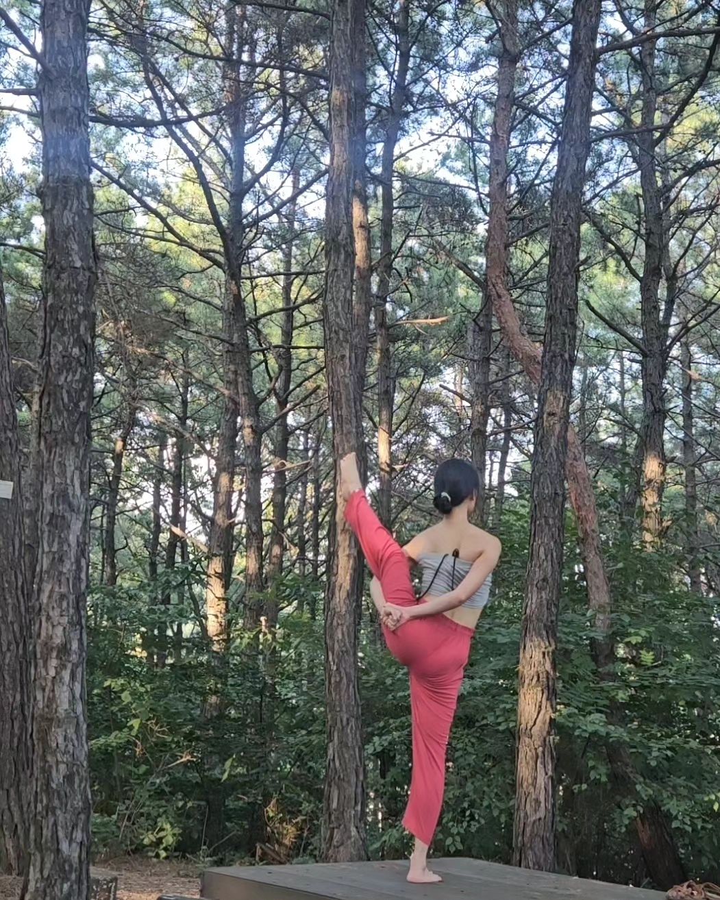 디야니 Ollie Pocket Pants 요가복official.dhyani 

1. 컬러는 Cherry red, Deep sea 두가지인데, 저는 체리레드컬러에요.
빨간색은 항상 부담스러워서 고르지않는데, 이 컬러는 톤다운된 레드로 부담스럽진않지만 포인트되는 컬러에요.
특히나 야외요가에서 녹진한 소나무숲에서 돋보이는 것같습니다.

2.Cotton 95% / Span 5%으로 부드러우면서 신축성이 좋았습니다.

3. 하이웨스트라 복부 가려주니까 수련시에 맘껏 숨쉬기 좋았어요

3 주머니는 아웃포켓으로 주머니가 깊고 허리 조임줄이 넉넉합니다.

4 로고는 왼쪽 발목에 있는데, 저는 이렇게 빈티지한 느낌이 좋습니다.

"이 글은 TESTPROS를 통해 본 업체에서
제품 또는 서비스를 제공받아 작성된 글 입니다."

#디야니 #dhyani #요가복 #요가웨어 #요가하의 #요가팬츠 #수련복 #운동복 #밴딩팬츠