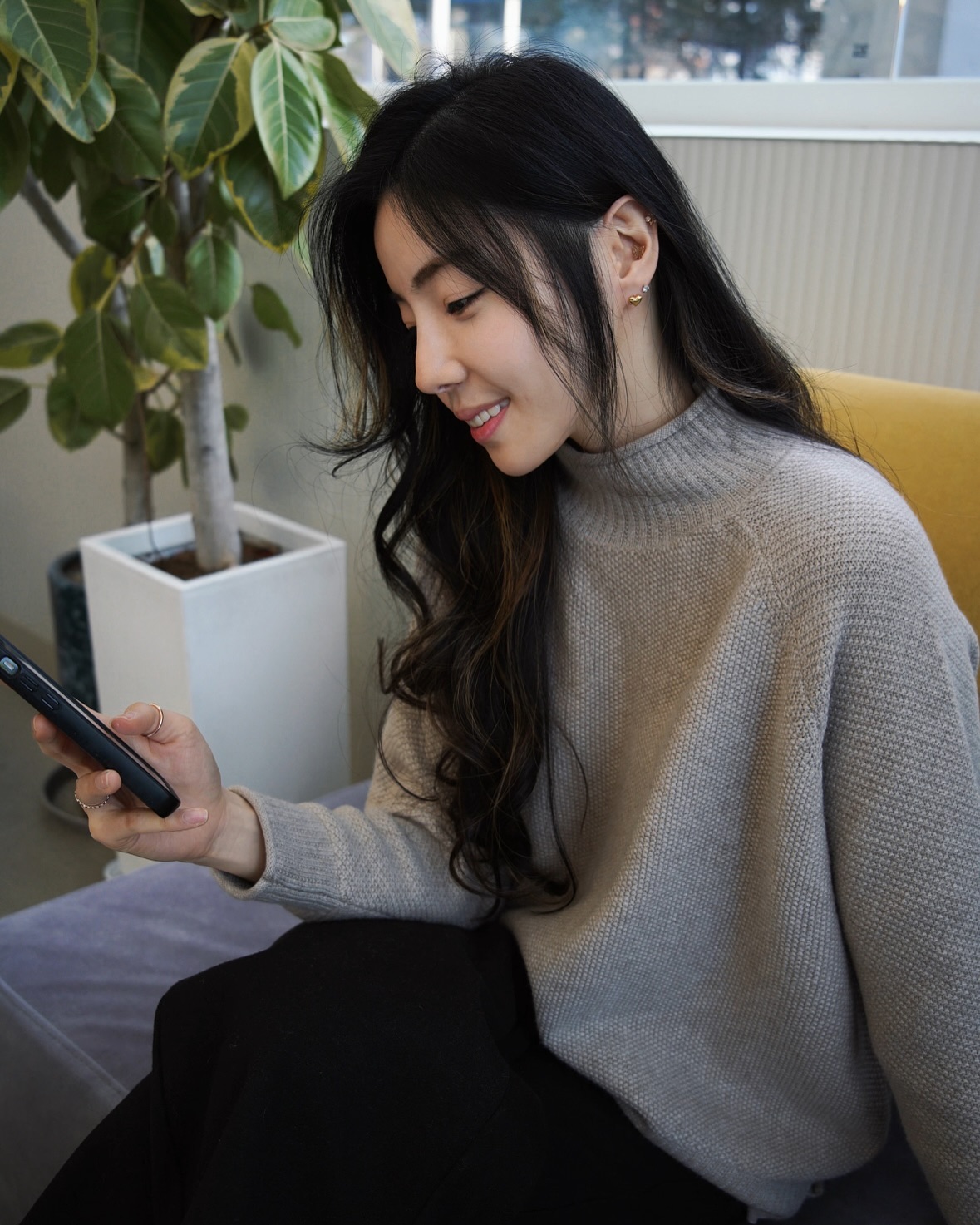 겨울 무드ㅎ 
차분한 니트룩에 어울리는
디아망 이어링 포인트😌

하트 모양이라 데일리템으로 자주 착용해요 ㅎ 
무채색코디에 포인트하기 좋은 귀걸이😌

모두 편안한 저녁 되세요🙏🏻

diamant__official__

#귀걸이추천 #데일리룩그램 #실버목걸이 #실버주얼리