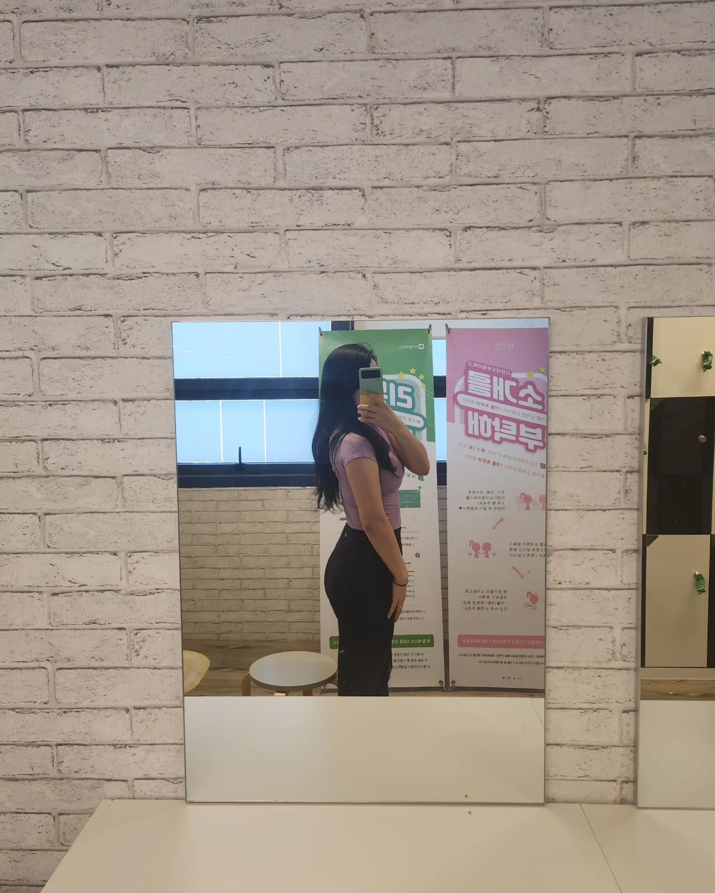 먹는 것도 요리하는 것도 좋아해서
식단은 절대 할 수가 없다

밥 먹고 빵 먹고 과자 먹고.. 무한 반복

주위 사람들도 내 먹는 거 보고
진짜 많이 먹는다고.. ㅋㅋㅋ
그래서 운동은 필수였는데..

2년 동안 수영 못 하고
필라테스 역시....
그랬더니 금방 살 찌네?ㅋㅋ

살이 찌니 우울해지는 기분..

그래서 올해부터 마음잡고_
다시 몸과 마음부터 건강해지기로!!

주 2회 겨우 가던 기구 필라테스도
주 3회 빠지지 않기 위해 노력도 하고_

그리고 지난달부터
주 3회 수영 강습 주 2회 자유수영_

앞자리가 드디어 돌아왔다!!
비록 또 많이 먹으니 바뀌지만ㅋㅋ

앞자리 바뀐 나이도 슬픈데
몸무게까지 바뀌니 더 슬퍼

2017년~~
수영과 필라테스_ 
중간중간 쉬기는 했지만
앞으로도 계속 하고 싶다

골프도 연습 가야 하는데..ㅠㅠ

#식단없이 
#다이어트
#diet
#나이드니깐
#살빼기힘들다