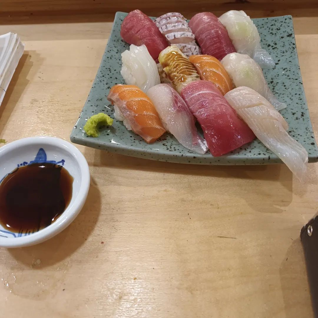 알바는 안하지만요 초밥 잘 만드시는 분이 주셨어요 여기 가게 장사 대박났으면 좋겠어요 맛있어요