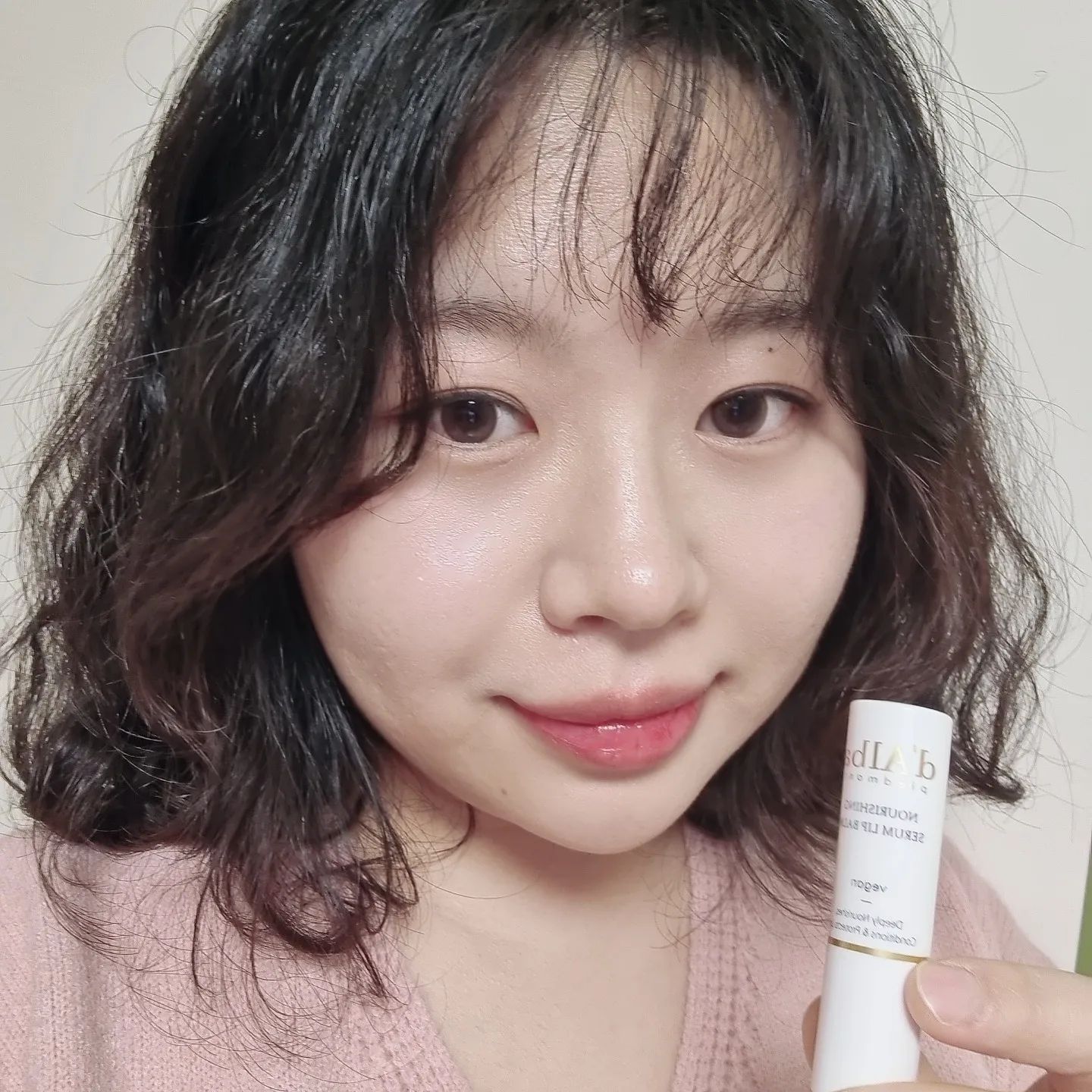 #협찬
✨️ 달바 너리싱 립밤 & 핸드크림 SET✨️
-
건조하고 건조한 요즘
립케어와 핸드케어는 필수죠!
-
립케어 핸드케어 모두를 애정하는 달바 제품으로 사용 할 수 있어서 좋네요.
-
달바에서 너리싱 립밤과
핸드크림 세트가 출시되었어요.
카카오톡 선물하기에서 만나볼 수 있는데
연말, 새해 선물로 지인들에게 쑝 날려주면
센스있다는 말 들으실거에요🫶
-
👄 달바 너리싱 립밤은
건조하고 들뜬 입술에 생기와 촉촉함을 주는 립 전용 세럼이에요.
-
산뜻한 텍스처로 덧발라도 답답하지 않고 무겁지 않아요.
-
달바의 독자성분 트러페롤 이탈리아산 화이트 트러플과 달바만의 8가지 블렌딩 식물성 오일&세라마이드로 탱탱한 립을 만들어줘요✨️
-
👐 달바 핸드크림은
정말 오랜만에 맘에드는 핸드크림 찾은 것 같아요 ~
-
너무 꾸덕한 크림은 바를때마다 부담스러웠고 산뜻한 타입은 각질케어가 되지 않는데 달바는 꾸덕하지 않은 로션과 크림 중간제형이라 끈적임 없이 바로 흡수되는 제형인데 각질케어가 끝내줘요 💖
-
향도 은은한 머스크 향이라 넘 좋아요 🫶
-
#달바립밤 #립밤추천 
👄 dalba_piedmont