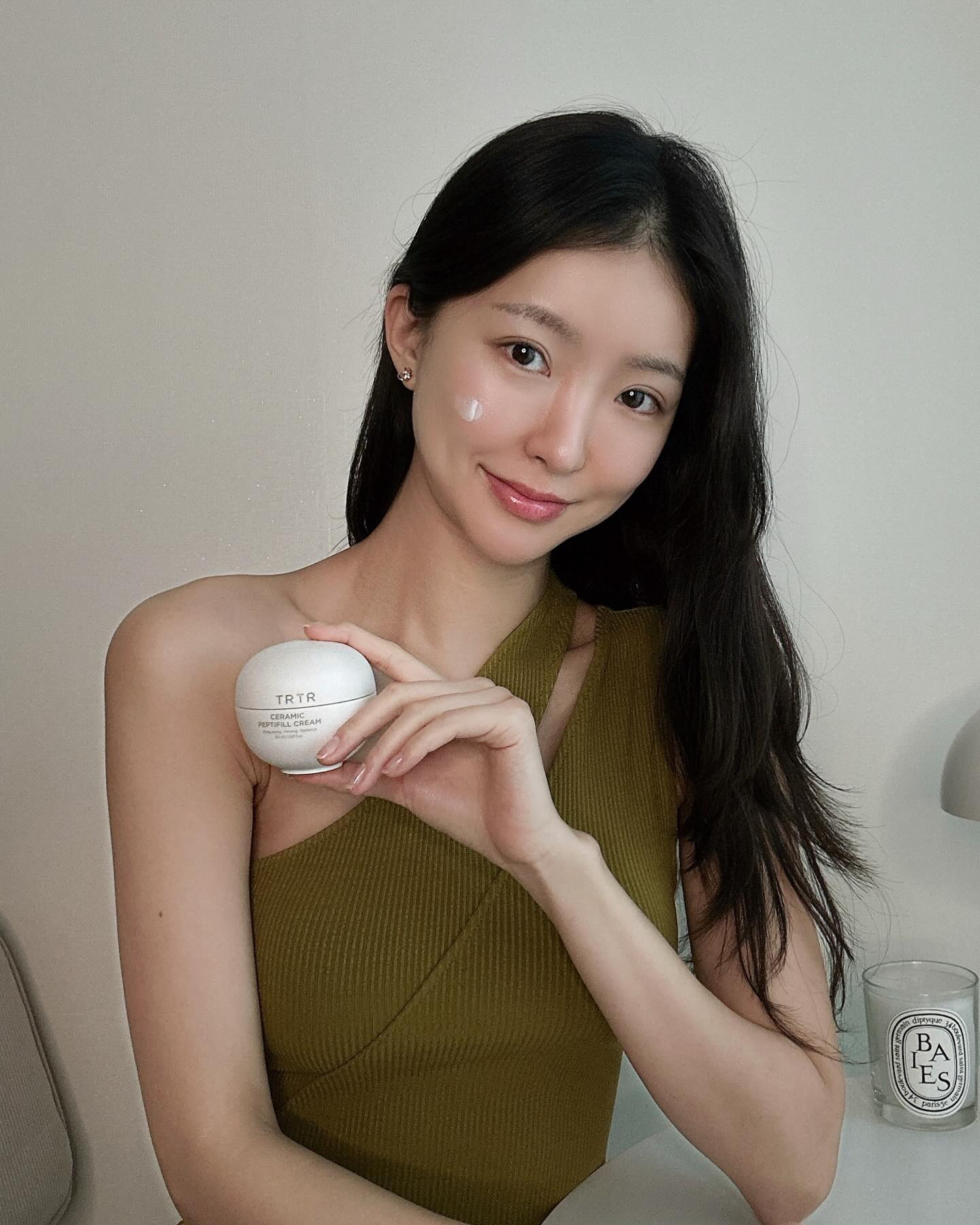 #광고 🤍 tirtir_official
피부 본연의 건강한 빛을 되찾아주는 헬씨 라이프 뷰티(HEALTHY LIFE BEAUTY) 브랜드 #티르리르 의 도자기 펩티필 크림 ✨

런칭 방송에서 조기 품절을 기록하며 품절 대란에 합류한 도자기 펩티필 크림인데요!
국내 최초로 차세대 슈퍼 펩타이드 공수해 제작된 제품으로 발랐을 때 피부에 쫀쫀하게 밀착되는 텍스처였어요 :)

단 하루만에! 피부 데일리 에이징(치밀도, 보습, 눈가 주름, 안면(볼)리프팅, 피부 탄력) 효과가 있어서
4주 동안 꾸준히 사용하면 안티에이징 효과가 확실히 있을 것 같아요!

🛍️ 1월 11일 GSSHOP 런칭 방송이 진행되는데요!
최대 64.7% 할인된 가격에 득템 기회라고 하니 놓치지마세요 :)

#도자기펩티필크림 #티르티르 #티알티알 #슈퍼펩타이드크림 #펩타이드장인크림 #데일리에이 징크림 #도자기피부 #도자기빛크림 #데일리에이징 #별자리라이트닝 #피부시간리턴크림