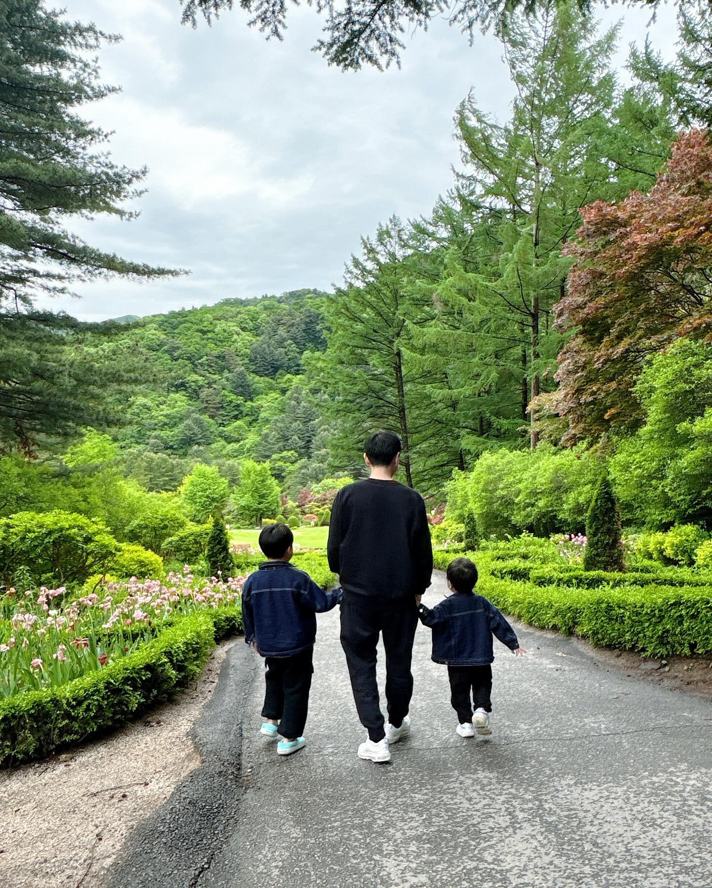 #아침고요수목원 #아침고요수목원동물원
아빠가 같이 가자고 한적이 많았는데..
그때마다 비가 많이 왔거나.. 너무 피곤해서 매번 못왔었는데..
아빠가 없을때 와서 미안..
이날도 날이 좀 안좋았지만.. 역시.. 와보길 잘했다
-
-
#가평여행 #아이들과가볼만한곳 #네이버에서수목원과동물원입장권같이구매가능 #같이구매하면좀더저렴해요