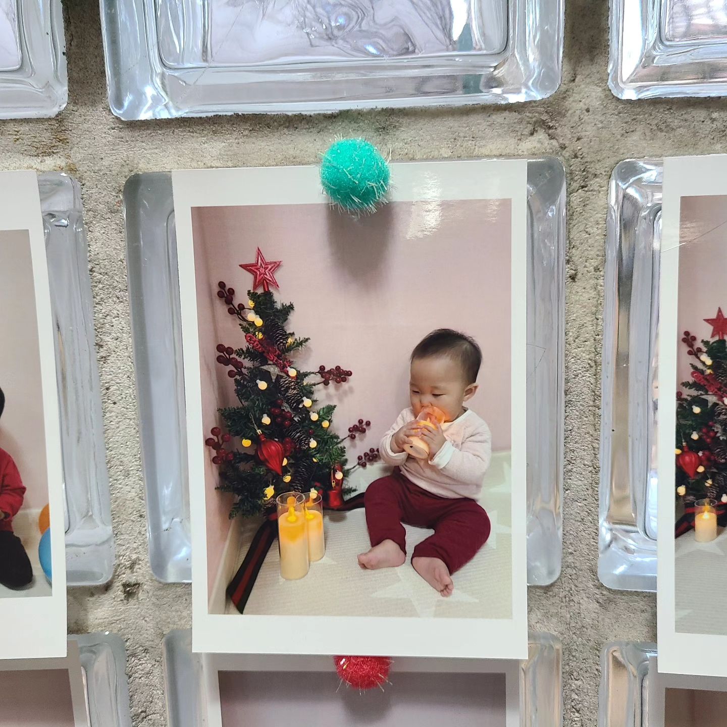 아율이의 첫 크리스마스 맞이 🎄

어린이집에서 먼저 맞이한 크리스마스
집에서도 메롱ㅋㅋ
사진에서도 메롱메롱🥰ㅋㅋ

제 클마 소원은 따뜻한 새해입니다 👍🏻👍🏻 
지갑도 따듯하고 집도 따신 그런 새해 

#아기스타그램  넘기엽다 🥹👶🏻
곧 #돌 이네요 #돌준맘