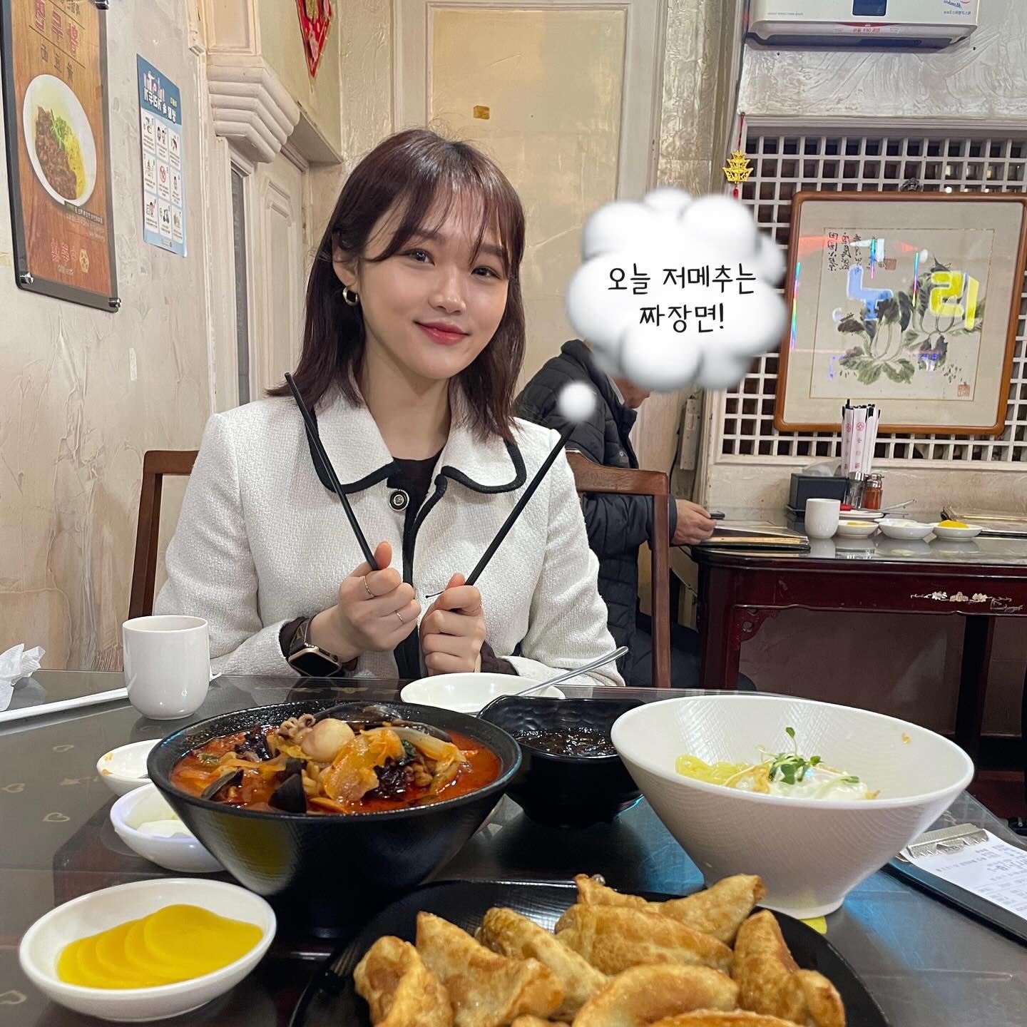 동인천에 무려 100년의 역사를 자랑하는
“중화루” 를 다녀왔어요🖤
⠀
건물내 주차장있어서 방문하기 편했고
현재 건물에 50년이상 장사하셔서 그 역사가 다 보이더라구요!!🐾🐾
⠀
여러 TV방송 방영 수요미식회 놀라운토요일 등등 인증된 찐맛집이라 그만큼 찐단골도 많았어요!!
⠀
음식이 저렴한 편인데 맛있었고 부모님도 이렇게 맛있는 중식 처음이라며 또 오고 싶다 하시더라구요😁
확시뢰 좋은재료만 사용해서 기본 짜장도 짬뽕도 다 너무 맛있었답니다👍👍
⠀
인천 차이나타운 놀러오신다면 중화루 완전 추천해요💗
⠀
⠀
✔️중화루 : 인천 중구 중앙동4가 7-1
✔️연중무휴11:00오픈 ~ 20:30 마감(15시30분~16시30분 쉬는시간)
⠀
⠀
⠀
⠀
⠀
#중화루 #인천중화루 #인천맛집 #인천신포동맛집 #신포동맛집 #신포동중국집 #차이나타운중국집 #수요미식회맛집 #인천차이나타운맛집 #차이나타운맛집 #인천짬뽕맛집 #인천중국집 #인천짜장면맛집 #인천중구맛집 #차이나타운짬뽕
#daily #selca #selfie #데일리 #데일리코디 #오오티디 #ootd #셀카그램 #첫줄_ #좋아요 #좋아요반사
⠀
⠀
⠀
⠀
⠀
⠀
⠀