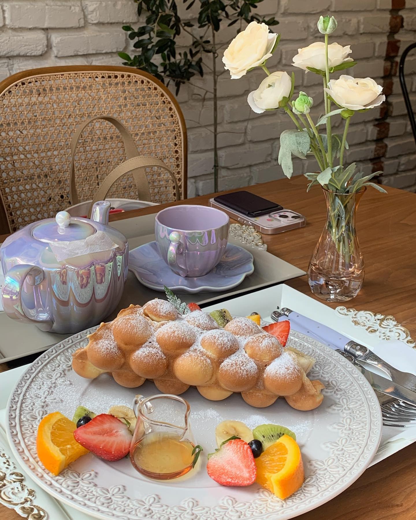 ☕ 이프아이엔지 ifing
💓 if_ing.cafe
🕐 12:00 - 23:00

특이한 디저트가 먹고 싶다면 ! 🥮 이프아이엔지.

보정 카페거리에 있는 널찍한 통창 카페, 이프아이엔지에 다녀왔어요. 이프아이엔지 앞에선 매번 맛있는 빵 냄새가 나서 킁킁 .. 하면서 지나쳤었는데, 드디어 방문했네용. 커피는 물론, 차, 칵테일 등 음료 종류도 정말 많고, 디저트도 많더라구요. 선택지가 많아서 넘 좋았던 .. 🥰

🏷 홍콩와플 16.5

이프아이엔지의 대표 메뉴 🧇 홍콩와플. 와플 모양 자체도 넘 귀엽구 과일이 가득 올라가서 알록달록 비주얼이 너무 예뻤어요. 인스타 감성 제대로 ,, 💌 폭신폭신한 와플에 생크림과 과일 조합은 맛이 없을 수가 없죠 ~ 와플이 촉촉하고 부드러워서 식감도 굿 !

📍 용인시 기흥구 죽전로 15번길 11-2
☎ 0507-1355-5858
📌 반려동물 동반/주차 가능

#보정카페 #죽전카페 #보정카페거리 #단국대카페 #보정맛집 #죽전맛집 #단국대맛집 #카페 #카페추천 #디저트카페 #와플 #디저트맛집