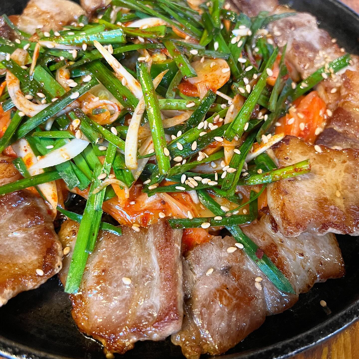 추억이 가득한 이자카야🫧
수많은 메모장에는 그 날 그 날의 추억메모들이 한가득했어요.
추억쪽지들이 전부 인테리어 그 자체였던 정겨운 곳 :)
#한잔의추억
친절하신 사장님과 젊은친구들이 한가득해서
먼가 넘나 정겨웠어요 😸ㅋㅋㅋㅋ
메모장에는 무려 2009년도 쪽지도 가득했다는 ✨
안주들이 전부 엄청 저렴하고
기본안주로 주먹밥,계란찜,콩나물국 주시는데 배고픈 학생들을
위한 너낌…🥺🫶
레오맘은 얼큰 손수제비랑 부추삼겹살 구이 주문했는데요.
얼큰 손수제비 보글보글 끓여놓고
부추 삼겹살 먼저 먹었는데, 구운김치가 돌판에 깔려있고
새콤달콤한 부추무침이랑 김치, 삼겹살 같이해서 먹으니
넘나 제스타일… 특히 부추무침 참 잘 무치시더라고요. 아주 제 맛이었어요🙋♀️
손수제비는 안에 순두부, 감자까지 들어있어서 갬동..
한술 한술 떠먹기 참 좋았네요✨
이 근방 이런 추억돋는 이자카야가 많은 것 같은데
먼가 보물을 찾은 느낌이었습니다 🫧
안암 3대 포차 중 하나라고 하네요. 😸
🐱
레오맘 PICK!
얼큰 손수제비 (김치) 13000원
부추 삼겹살 구이 12000원
새로 4000원
‘한잔의추억’
📞02-3291-4848
영업시간
매익 17:00 ~ 06:00
아침 7시까지 영업
성죽구 고려대로26길 30