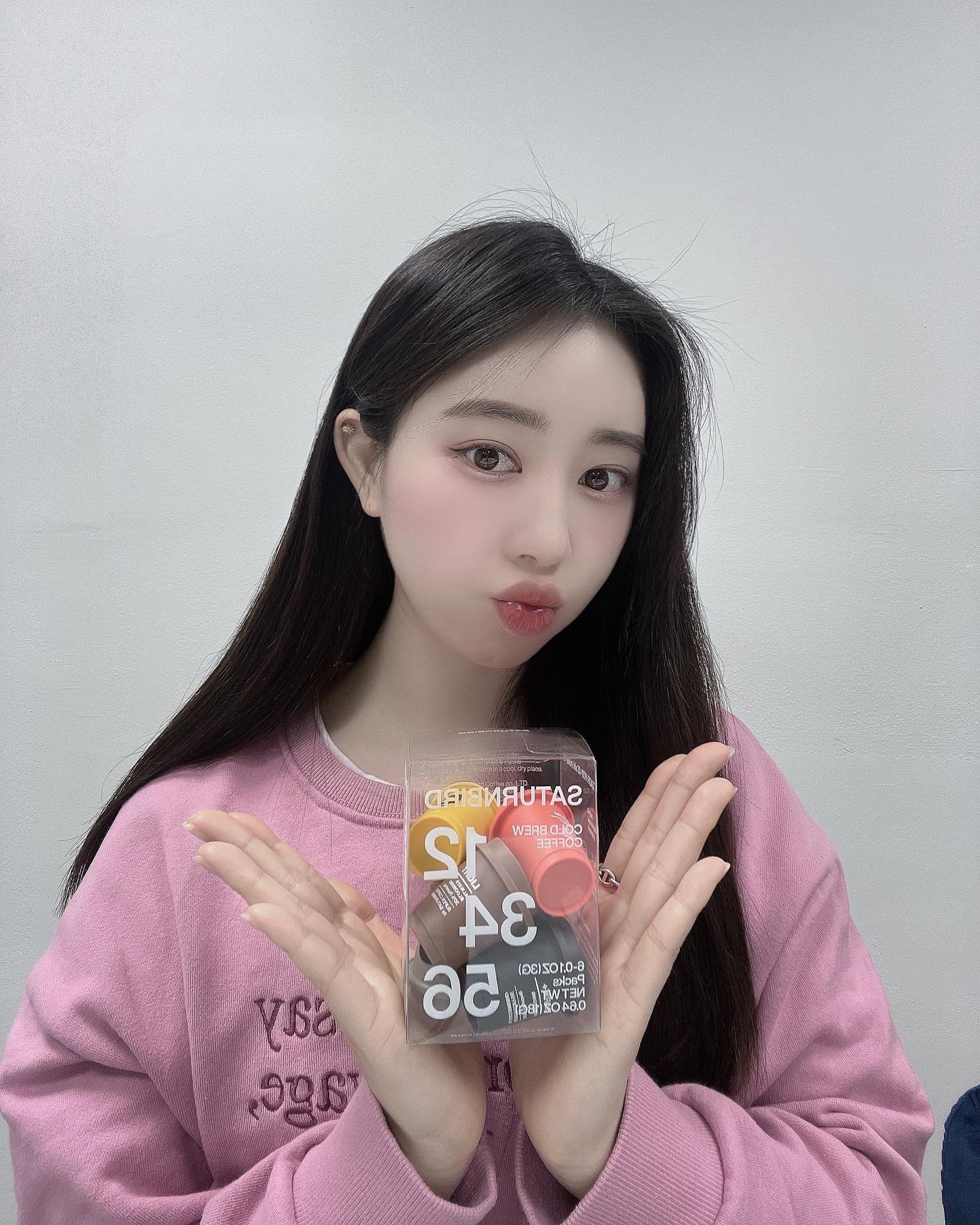 커피러버한테 들어온 커피 #광고🤎

연말에 고마운 분들한테 소소하게 선물하기도 너무 좋고
한정수량 텀블러도 같이 보내주셔서
텀블러에 마셔봤는데 패키징이 너무 귀엽고 깜쮝하고
가벼워서 들고 다니기도 좋잖아☺👏🏻💚

스페셜티로 만들어서 퀄리티도 높고
냉수에 빠르게 용해돼서 간편한

새턴 버드 스페셜티 넘버 시리즈✨🎅🎄
연말 선물로 추천 꾹꾹❤️‍🔥