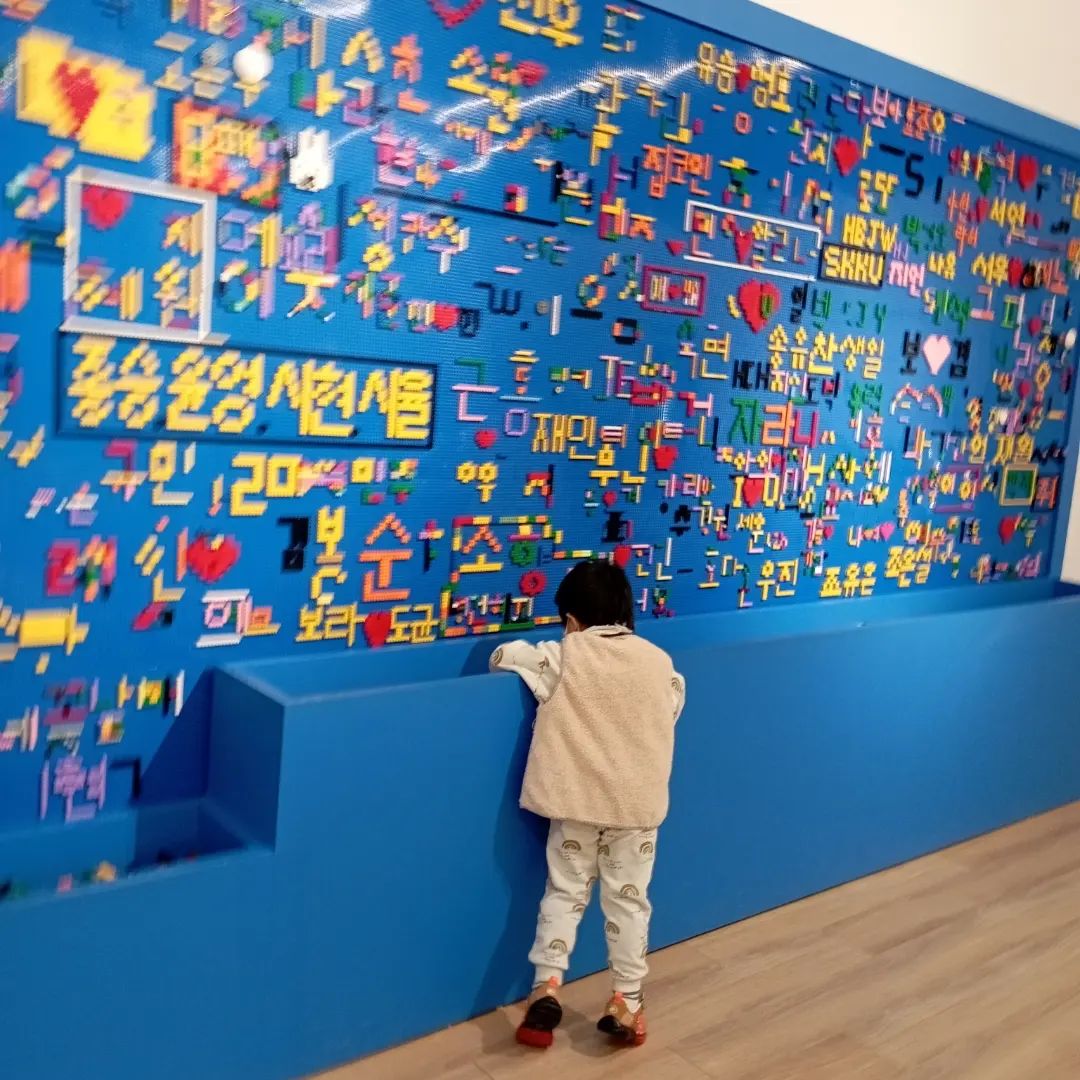 이 세상은 책이나 지도에 있지 않아,
그건 밖에 있어

레고 사랑이 유난스러운 아이를 위해
이번주는 브릭캠퍼스에 다녀왔어요

#브릭캠퍼스 #브릭캠퍼스부산 
#부산아이와가볼만한곳 🌈