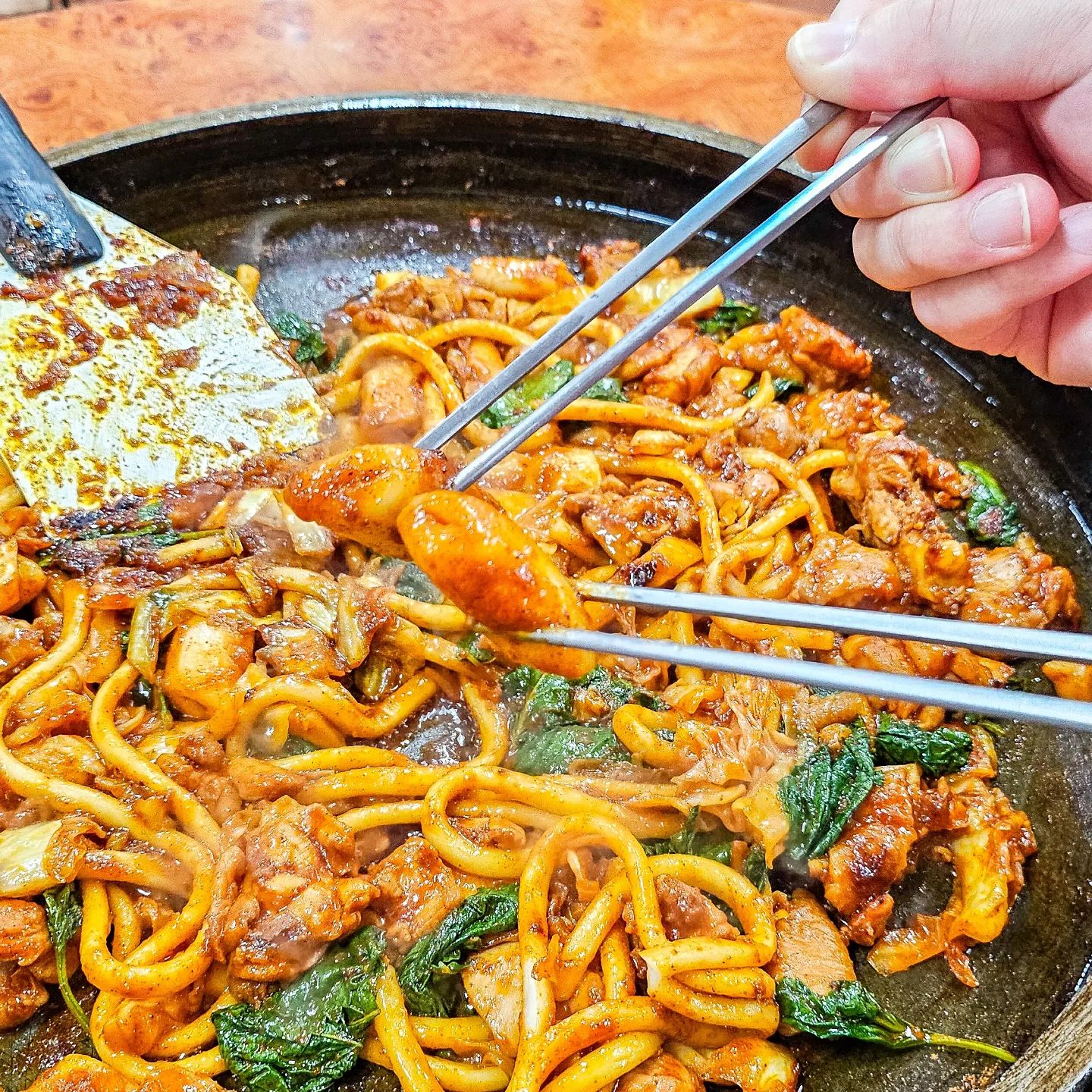 #빨강머리이모닭갈비 

맛이 깔끔하고 맛있는편
봉봉님이 진짜 춘천사는 
사람한테 물어봐서
갔던 #춘천닭갈비집 

이모가 음료수를 서비스로 주고 시작하는집.
오랜만에 병음료수라 맛있...ㅋㅋ
사리는 우동사리, 치즈사리 추가함.

춘천에서 춘천닭갈비 
맛있게 잘먹었습니다 : )

#춘천여행 #춘천닭갈비