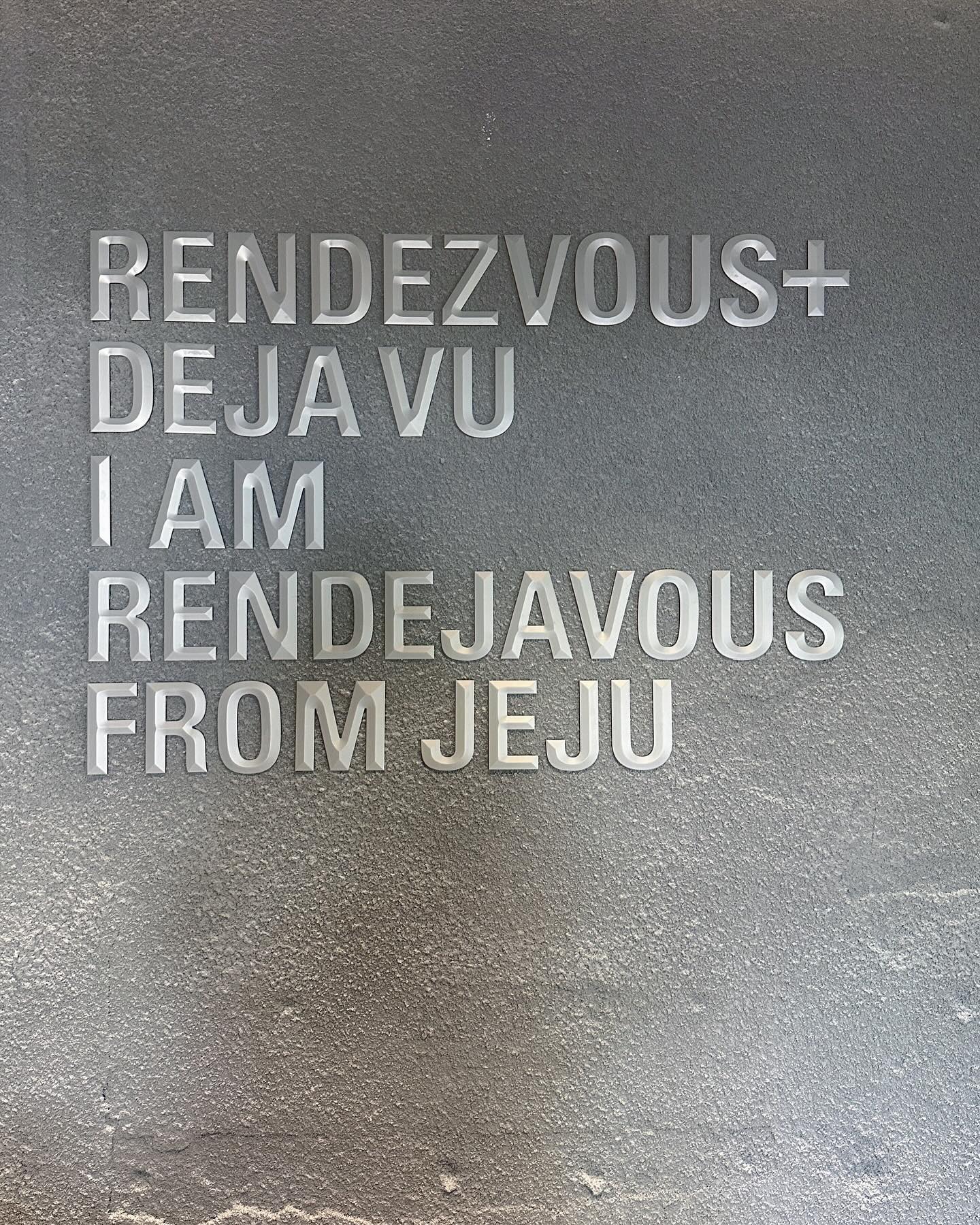 #협찬 

🏷️ iam_rendejavous rendejavous_official

아이엠랑데자뷰는 제주 컨셉의 비건 코스메틱 브랜드로 제주도 곳 곳을 떠올리게 만드는 5가지 시그니처 향으로 제품들이 구성되어 있습니다! (진쨩픽🍊🌲🌊)

TERROIR MANDARINE : 서귀포 황금하귤🍊
SALUT a LA MER : 제주 협재 해변🌊
LA VIE en CAMELIA : 제주 서귀포 동백🌺
MAGNOLIA PUR : 제주 한라 목련💐
FORET de BIJA : 제주 비자 숲길🌲

패키지 뿐만 아니라 원료로서의 업사이클링 성분도 적극 활용하는 친환경브랜드라고 하구요.
디자인도 심플하니 너무 예뻐 선물용으로 구매하기 좋은 제품이라 진쨩도 오라방 선물 하나 샀어요🎁

한남동 다운타우너 맞은편에 있어서 접근성도 좋은 새로운 한남동 필수 포토존! 매장 안밖에 구현되어있는 비자나무 포토존은 사람 많아지기 전에 꼭 방문해보세요~

✔️ 구매처
아이엠랑데자뷰 한남비자림점
ㄴ 서울특별시 용산구 한남동 대사관로5길 17
아이엠랑데자뷰 SFC점
ㄴ 서울특별시 중구 세종대로 136 서울파이낸스센터 지하2층
공식 홈페이지 (https://iamrendejavous.com)

#iamrendejavous #rendejavous #비자림 #제주비건 #비건 #비건코스메틱 #한남동 #업사이클링 #클린뷰티 #가치소비 #고체치약 #포레드비자 #라비앙카멜리아 #매그놀리아퍼르 #살루아라메르 #테루아르만다린 #아이엠랑데자뷰 #랑데자뷰