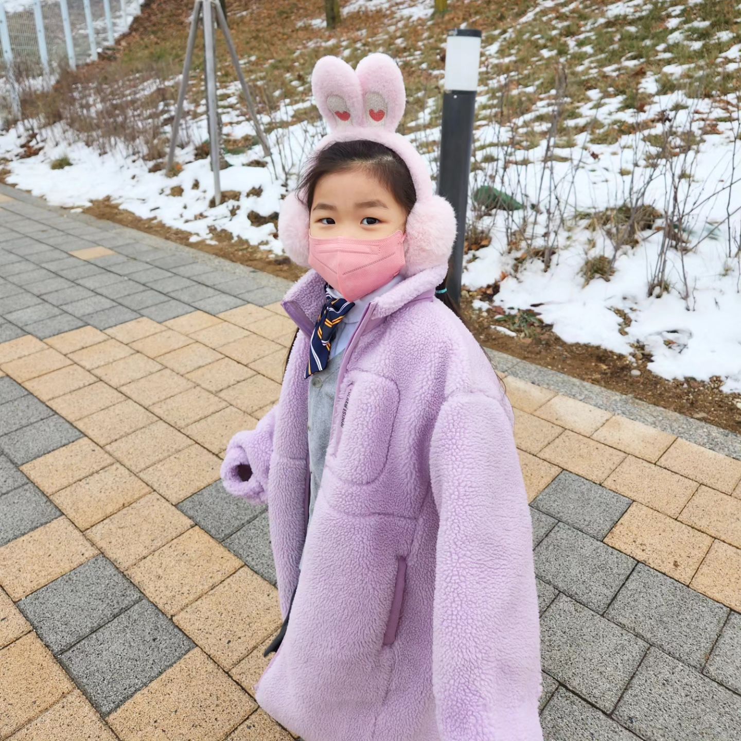 [업체로부터 제공받은 제품입니다]

마스크 해지 이후 마스크를 덜써서 그런가
유독 자주 아프고 있는 우리 옐공🥺

우리 아이를 지키기 위해서도,
또 다른 친구들에게 피해를 주지 않도록 하려고
마스크를 씌워 등원중이에요!

언제 이렇게 컸는지 얼마전까지 맞던
마스크가 작아져 코가 자꾸 보이길래
아이에게 맞는 제품으로 바꿨어요💕

원료부터 제품까지 100% 국내제작인
에어리본 어린이마스크 소형😷

더마테스트 엑셀런트 인증의
스펀본드 안감을 사용했기 때문에
아이가 사용해도 안심되구요😏

새부리형 마스크에 편안함을 높인
이어밴드와 가벼운 노즈와이어로
착용중에도 편안함을 느끼게 한답니다:)
 
색상도 기본 화이트, 블랙부터
핫핑크, 밀크핑크, 코랄핑크, 옐로우, 그레이, 다크그레이,
다크블루, 다크올리브, 라이트베이지, 골드베이지 등등 
스무여가지의 다양한 색상이 있는 에어리본🩷
 
옐공이는 코랄핑크 착용했어요!
 
KF94로 안전하면서도 착용감 좋은
어린이마스크가 필요한 분들께 추천드려요🤗
 
 
 🌬𝙏𝙝𝙖𝙣𝙠𝙨 𝙩𝙤 air_reborn_official
 
#어린이마스크 #유아마스크 #키즈마스크 #소형마스크 #초등학생마스크 #아동마스크 #초등마스크 #컬러마스크 #마스크추천 #새부리형마스크 #귀편한마스크 #귀안아픈마스크 #귀편한새부리형마스크 #에어리본 #숨편한마스크 #숨쉬기편한마스크 #KF94마스크새부리형 #중형마스크