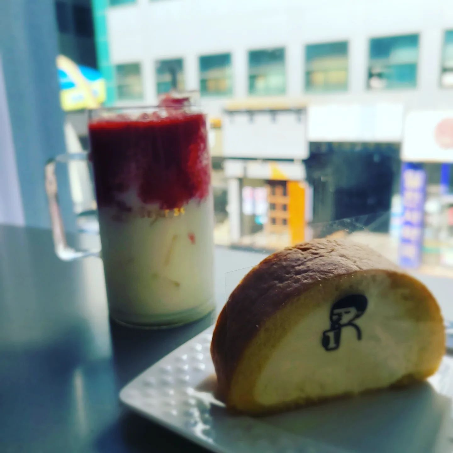 #협찬 남포동 디저트 맛집

🍽 디저트39 부산남포점
🏠 부산 중구 광복로 30-1
⏰️ 070-7636-3939

✅️ 10-30년 경력 제과 장인들의 디저트
✅️ 케이크부터 마카롱까지 다양한 종류
✅️ 깔끔한 모노톤 베이스의 식물&인테리어
✅️ 전 제품 HACCP 인증 

✨️ 니니의 초이스 메뉴

딸기 요거트 라떼 
상큼한 요거트와 달콤한 딸기청의 조화

오리지널 도쿄롤
촉촉한 시트에 부드러운 우유크림의 조화

📢 남포동 광복로 패션거리 쪽 위치
📢 따뜻한 햇살을 쬘 수 있는 2층 
📢 위생적이고 깔끔한 내부 

#남포동디저트카페 #남포역카페 #남포동카페
#선팔하면맞팔 #맞팔해요 #먹팔