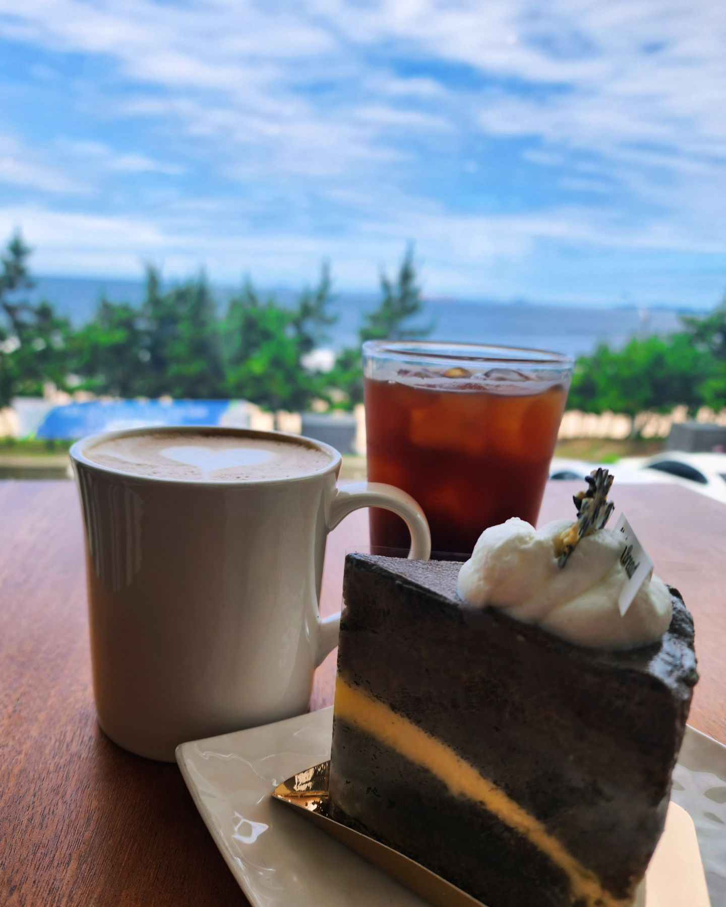 #카페나들이🍰☕️ 
#카페모카브레드 에서

난 아이스아메리카노
신랑은 따뜻한라떼한잔

글공 #커피엔디저트 
#흑임자케이크🍰 두

날씨개인 어느 날☀️
조용하니 힐링되던날

#부부데이트그램
#카페스타그램☕️

날씨개인 어느 날☀️
조용하니 힐링되던날

#쉬어가기좋은곳 
#다시가보고싶은곳
#카페투어스타그램
#부부사업가의일상