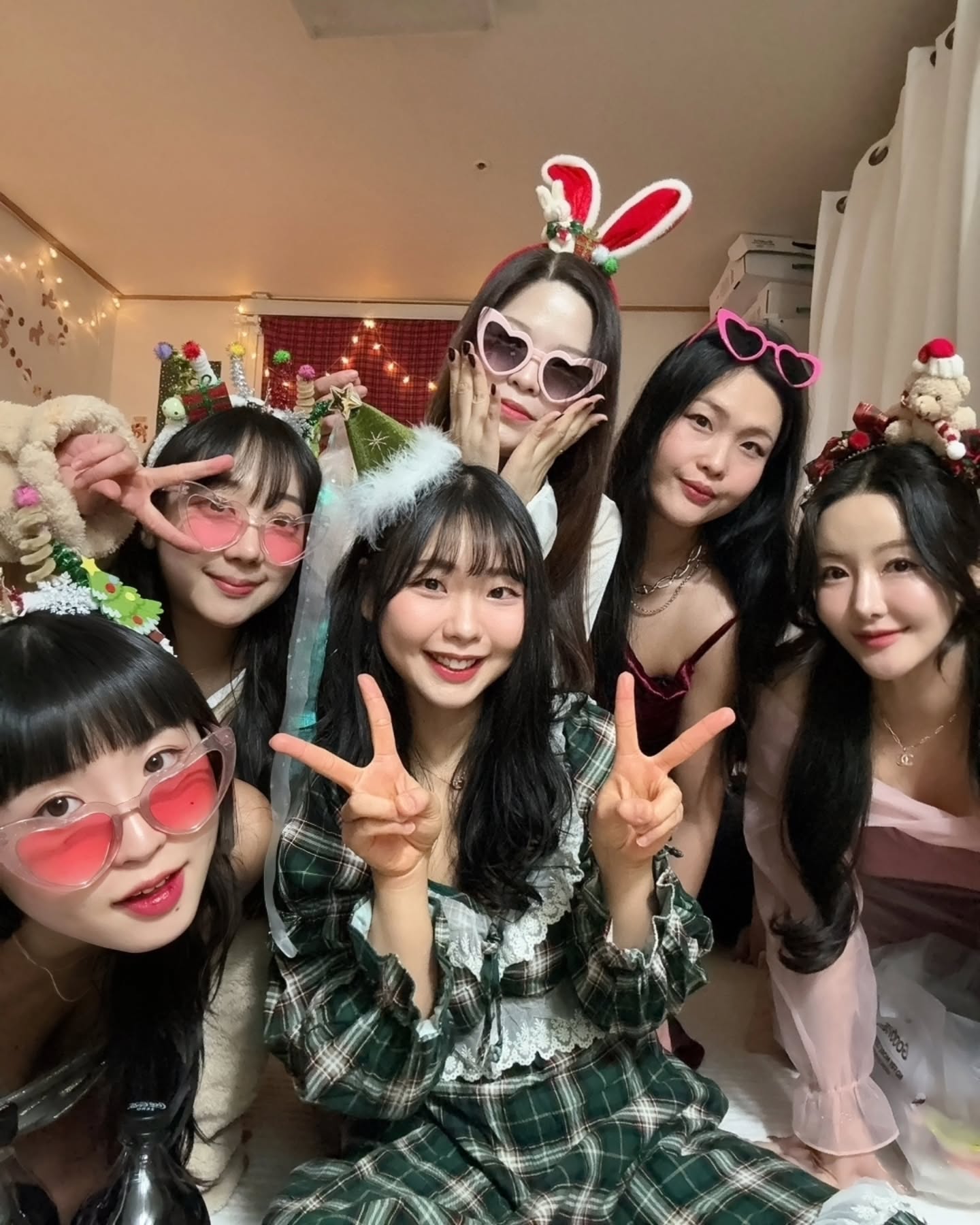 이렇게 사랑스러운 동생들이 5명이나 생겼다닝,,
올 한해 가장 뜻깊은 소중한 술쟈리였다❣️
엉니가 라뷰해🫶🏻

mingjjj_8 hyuni_hlog oig0103 emily._.fit j_inaa
#연말파티 #해피크리스마스🎄 #걸즈나잇👯