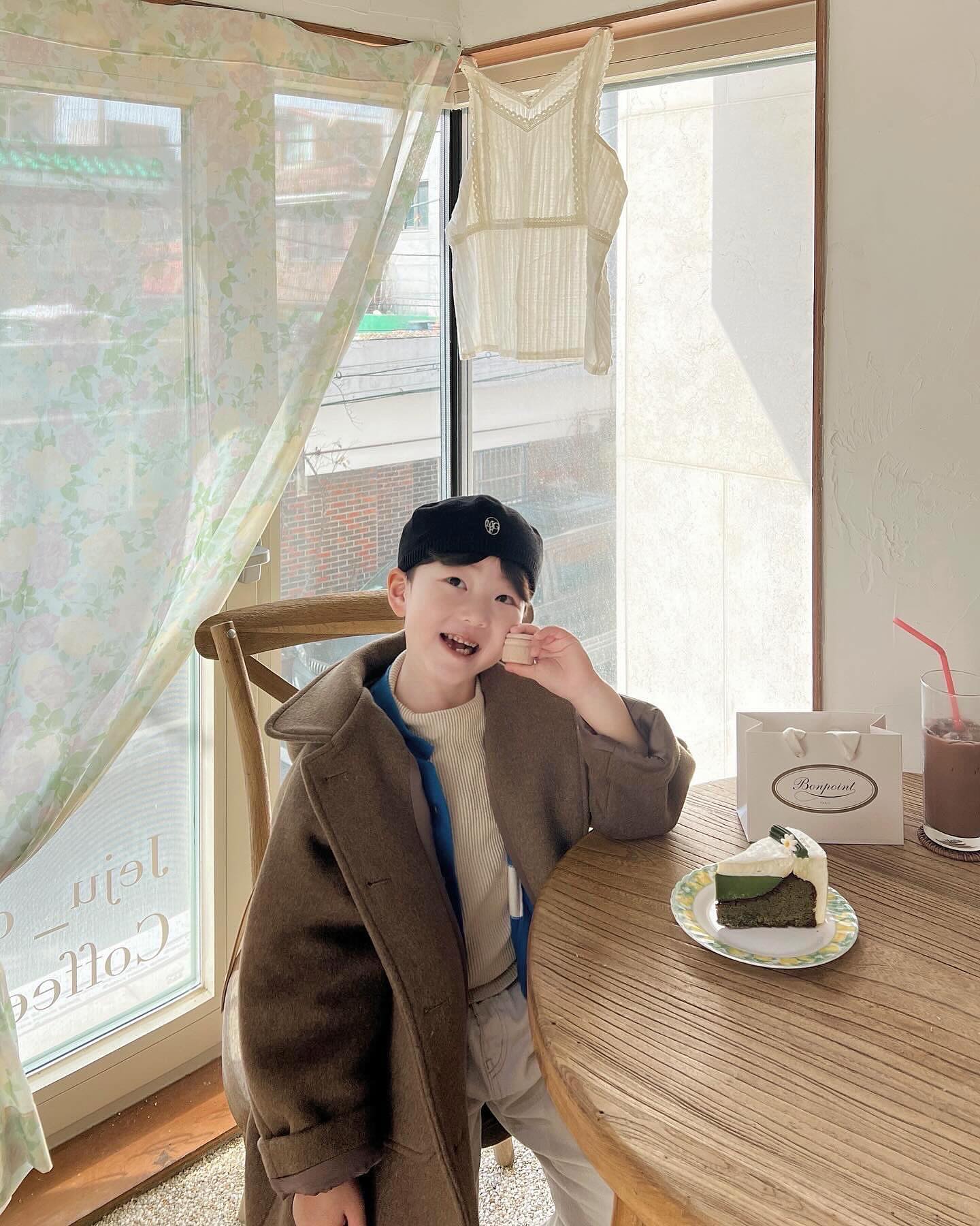 첫니 빠진 날 🦷 ෆ ෆ ෆ 
친구들 한 명씩 이가 빠지고있다길래 기다리고있었는데
아랫니 사이가 점점 벌어지는게 보이고 흔들리더니 뿅 🥹🪄
진짜 형아가 되었네 축하해 🫶🏻