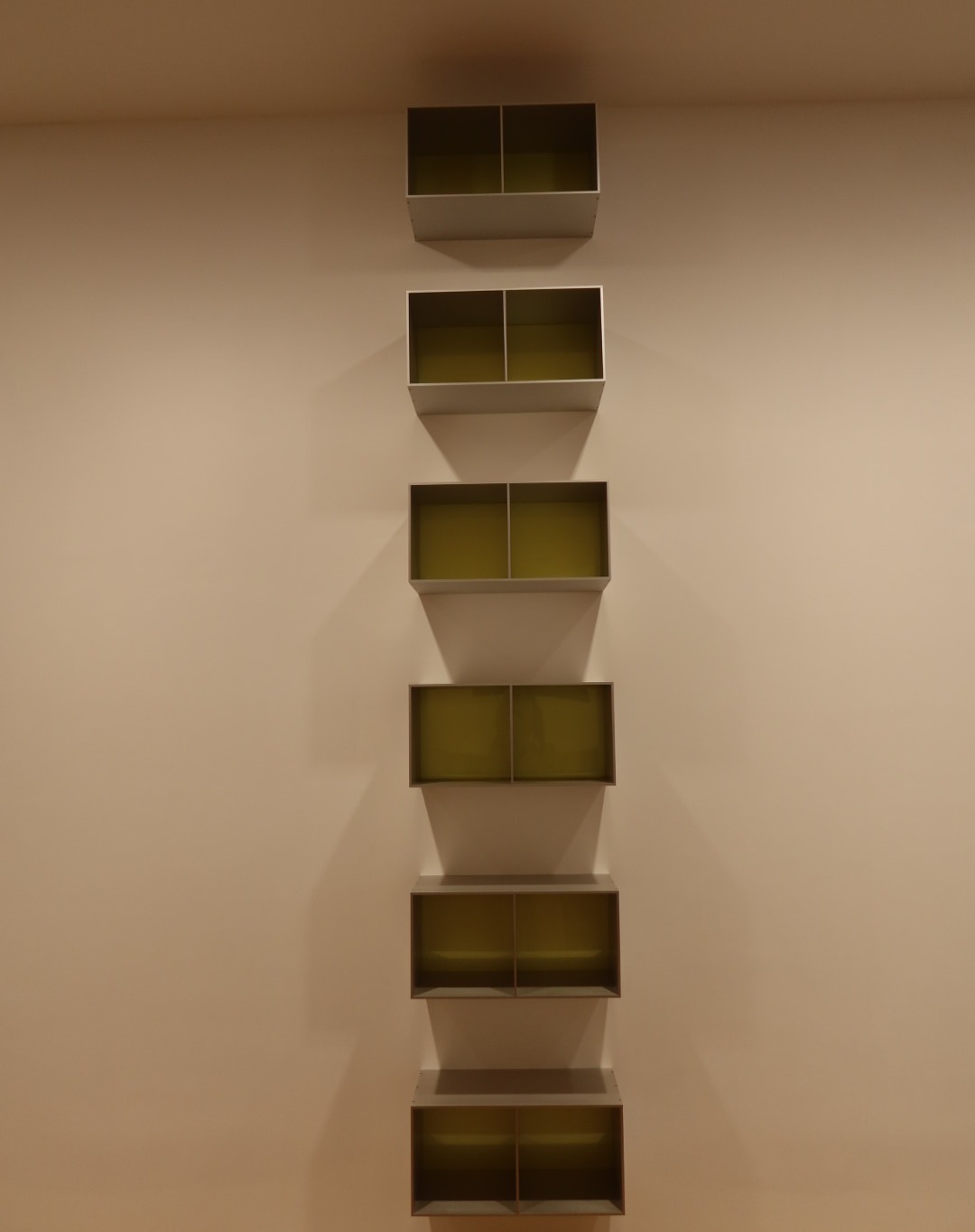 #지난전시기록
<Donald Judd> - 도널드 저드
2023.09.04 - 11.04

타데우스 로팍 서울 포트힐

도널드 저드는 "현대미술"에 있어서 빼놓을 수 없는 작가이다. 

그는 회화, 캔버스가 아닌 3차원의 공간에서 즐기는 작품들을 대거 제작해냈다.

그의 작품에서는 기존 캔버스와 붓을 이용한 작품보다 알루미늄을 이용한 작품을 더 많이 볼 수 있다. 

저드가 스케치를 해 공장에 넘기면 공장에서는 그 스케치를 바탕으로 알루미늄 작품을 만들었다고 한다. 기존의 아티스트의 역할이 완전히 허물어지는 작업 방식이다.

개인적으로 저드의 작품이 흥미로웠던 점은 입체적인 작품들을 어느 시야에서 보느냐에 따라 평면 회화처럼 보이기도 하고, 입체적인 설치 작품으로 보이기도 한다는 것이다.

과연 그의 작품을 통해 우리는 어떤 상황을 상상해낼 수 있을까? 우리는 어떤 의미를 찾을 수 있을까? 그리고 저드는 이 작품을 만드는 과정에서 어떤 상상의 세계를 꿈꾸었을까? 

끊임없는 질문과 상상은 현대미술을 더욱 흥미롭게 만들 수 있는 것 같다.