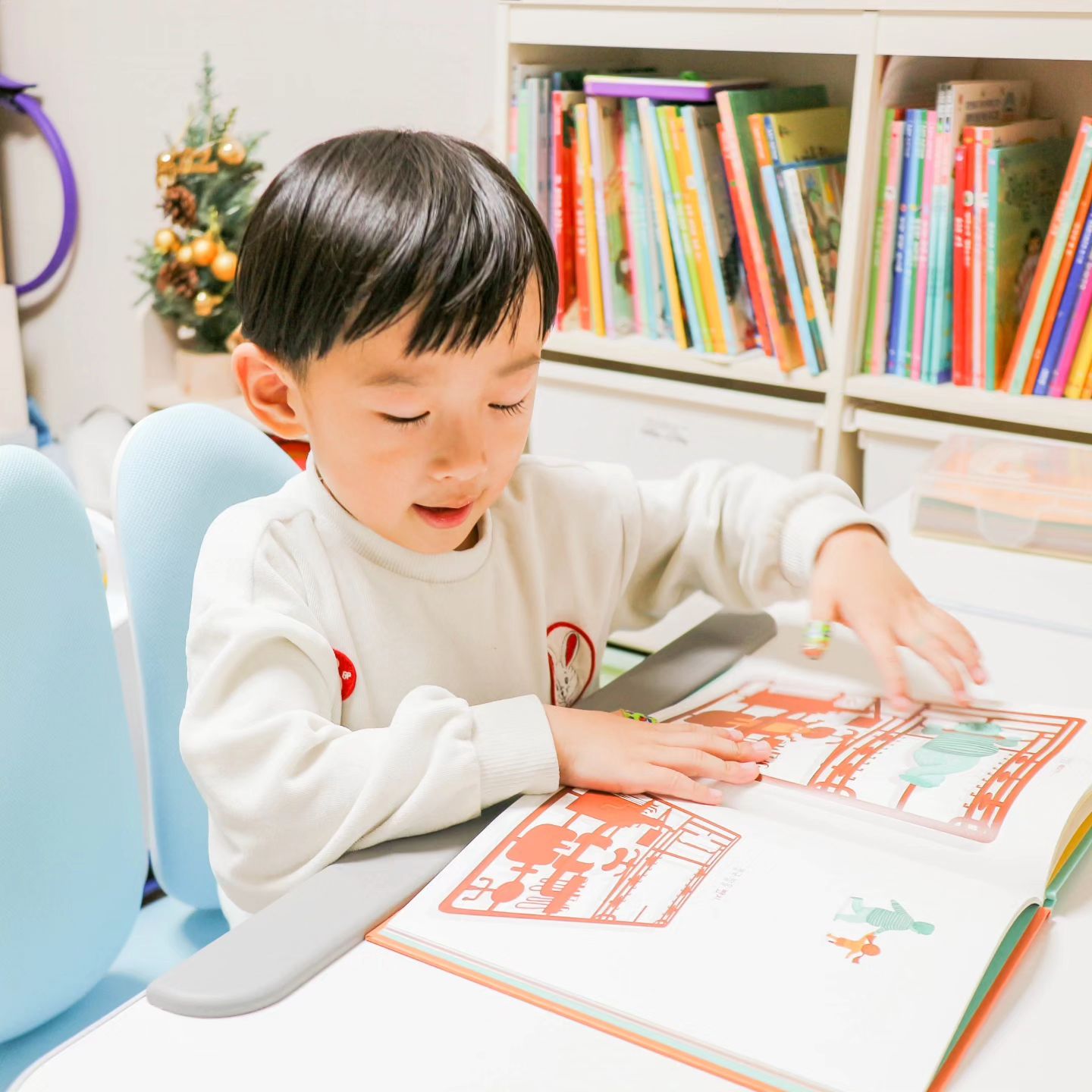 #협찬

《고민이 고민이야》
저자 : 송조
출판 : 킨더랜드

이것도 고민! 저것도 고민!
고민이 너무 많아 고민인 가족 이야기로
재미있는 말놀이로 유쾌하게 고민을 날려봐요

주스를 사러 '갈지' 말지 고민이고
자전거 바퀴를 '갈지' 말지 고민이야
집에 있는 과일을 넣고 '갈아' 먹으면 되지!

아이들이 어려워하는 동음이의어와 다의어의 개념을 재치있는 그림과 공감될만한 상황으로 이해하기 쉽게 풀어낸 그림책으로 어쩜 이렇게 창의적으로 그림책을 만든건지! 신기하면서도 놀랍고 재미있게 읽을 수 있었어요~ 

다 읽고나서 아이가 주스를 사러 갈지말지~ 과일을 믹서기에 넣고 갈지말지~ 고민이야 라고 말을 하더라구요😂😂 책 내용 기억 잘하는데?

고민이 있다면 고민고민하지말고 고민해보자구요🖐 그러다보면 해답을 찾을 수 있을거예요

kinderland_bandal
#고민이고민이야 #송조 #킨더랜드 #그림책 #말놀이그림책 #유아그림책 #어린이그림책 #책육아 #6살책 #6세책 #창작동화 #동화책
