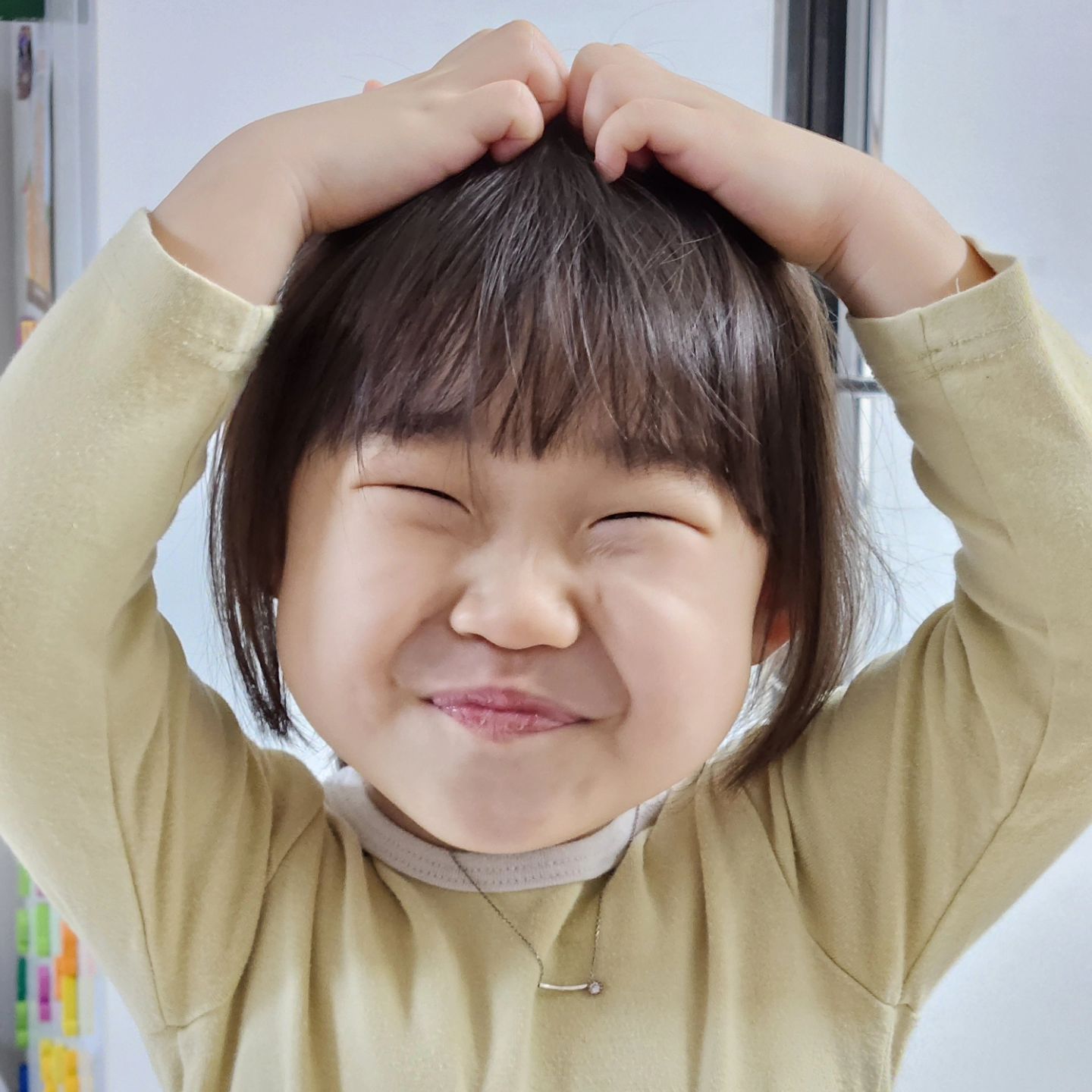 나의 목걸이를 탐하길래 한번 걸어줬는데 아주 작은 패션목걸이지만 이쁘네??😍
딸래미 키우는맛이 점점 늘어간다
목에 걸어주고 혼자 흐뭇미소 발사남발 하다가 혼자보기 아까워서 사진찍어본ㅋㅋㅋ

#목걸이좋아하는딸 #너가져 #이쁘닷 #5살