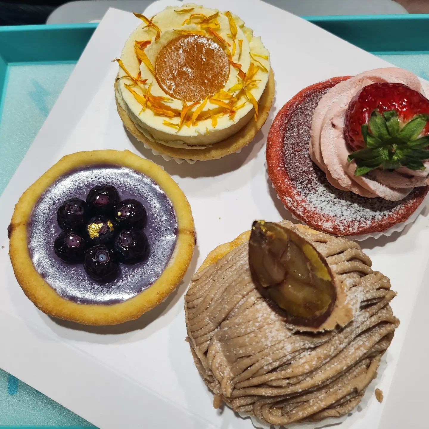 외출하고 돌아온 딸아이 
엄마가 좋아하시는 
#타르트 사 갖고  왔어요~ 하면서 
작은박스를 하나 주네요^^
그안에는
#메리골드타르트 #딸기네오타르트
#블루베리타르트 #몽블랑타르트 가 들어있네요

달콤하면서도 촉촉함이 입안가득^^

#카페미뇽
#카페미뇽합접정
#타르트맛집
#디저트카페
#합정디저트카페
#딸찬스 
#맛있는타르트