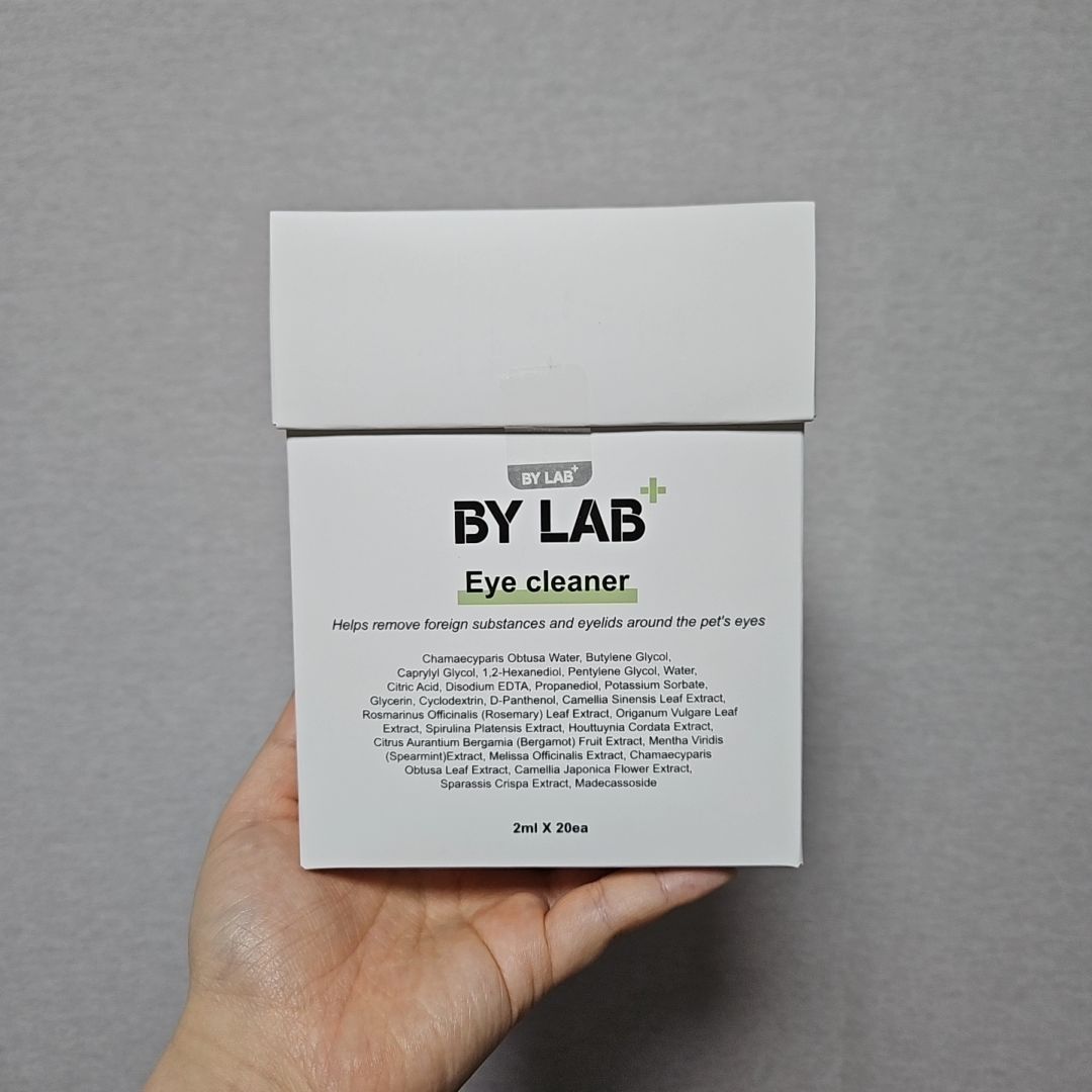 bylab_official 

저희 강아지들 눈물자국때문에 영양제도 급여해보고 했는데
잘안받는거 같아서 알아보다가 아이클리너 체험단에 
선정되어서 써보게 되었어요!

안에는 요렇게 개별포장이 되어있어서 
안심하고 쓸 수 있으며 총 20개가 들어있어요~~ 

✔️바이랩 아이클리너
- 눈물 자국 케어를 위한 간편 매직봉
- 반려견 눈을 생각한 안구 자극 테스트 완료
- 예민한 눈가를 위한 피부 자극 테스트 완료 
- 후각이 예민한 반려동물을 위한 향료 무첨가
- 눈가 청결 유지에 도움을 주는 특허성분 함유

제품을 받자마자 써보려고 바로 뜯어보았는데요
면적도 넓고 촉촉해서 눈쪽 뿐만 아니라
얼굴전체를 닦아주기에도 좋을 거 같더라구요

눈곱이나 눈물자국이 뭉치게 되면 떼기도 힘들어서 눈곱빗으로
떼주긴하는데 아이클리너로 충분히 닦아주고 불려준 다음에 하면
너무 잘 떼지더라구요👍🏻

저희 강아지는 눈물자국 때문에 관리를 해준다고 하는데도
잘 안되는 부분도 있었는데 요 제품만 있다면 앞으로도 
충분히 관리를 해줄 수 있을거 같아요!

우리 강아지의 눈물자국케어를 해주고 싶다면,
바이랩 아이클리너 추천드려요~~~

#바이랩 #아이클리너 #강아지눈세정제 #강아지눈곱제거 #강아지눈세정제추천 #강아지면봉 #강아지눈세정추천 #강아지눈곱 #강아지눈물자국 #강아지눈물냄새

< 본 후기는 제품을 제공받아 사용해 본 뒤 솔직하게 작성된 글 입니다 >