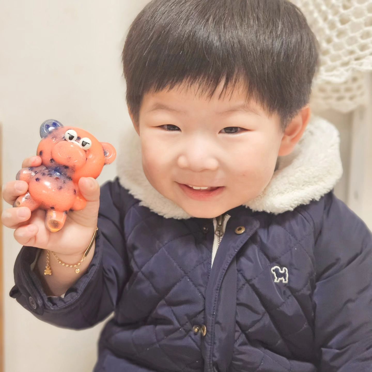 ❤️#협찬 

우리 나권이의 미리 크리스마스 선물 ❤︎

말랑말랑 나만의 스퀴시 만들기 .ᐟ.ᐟ 
❛도너랜드❜ 에서 젤리실리 디저트 탐방을
선물해주셨어요 ❤︎
 
마법젤리와 마법실리를 섞어 원하는 토핑을 넣고
모양틀에 굳히면 귀여운 스퀴시가 뙇 .ᐟ.ᐟ 🍩🧁🧸
나권이가 직접 만들어서 더 특별하고 재밌는 스퀴시 ◡̈ 
요기가 바로 촉감맛집이라구요 ❤︎

곰돌이, 컵케이크, 도넛까지 나권이의 고사리 같은
손으로 직접 하나하나 다 완성했답니다 🥹 (기특)
전용색소, 토핑을 이용해서 알록달록🌈
생각보다 나름 개성있게 예쁘게(?) 완성 🤭
쫜득쫜득한 촉감보다 보송보송한 촉감을 
원한다면 전용 파우더 솔솔 뿌려주기 ꔛ‬

다양한 레시피로 만드는 나권이만의 촉감 놀이 👍🏻
그래서 더 좋아해줬어요 ◡̈ 나권이가 직접 만들면서
뿌듯함도 경험할 수 있으니 일석이조 ꔛ‬
하루종일 손에서 놓지 않고 잘 갖고 노네요 ❤︎
흐르는 물에 씻어주면 얼마든지 재사용 가능 .ᐟ.ᐟ
나권이가 좋으면 엄만 더 좋아 ⁎ᵕᴗᵕ⁎

프로 외출러 나권이를 컴백홈 하게 해준 최고의 아이템 ṑṑṑ
점점 더 추워지는 날씨에 집에서 뭐하면서 놀아줄지
고민하시는 분들 엄청 많으시쥬 ?? ❤︎
❛도너랜드 젤리실리 디저트 탐방❜ 으로
하나뿐인 특별한 나만의 스퀴시 직접 만들어 봐요 ꔛ‬

🏷𝚃𝚑𝚊𝚗𝚔 𝚞 donerland_kr