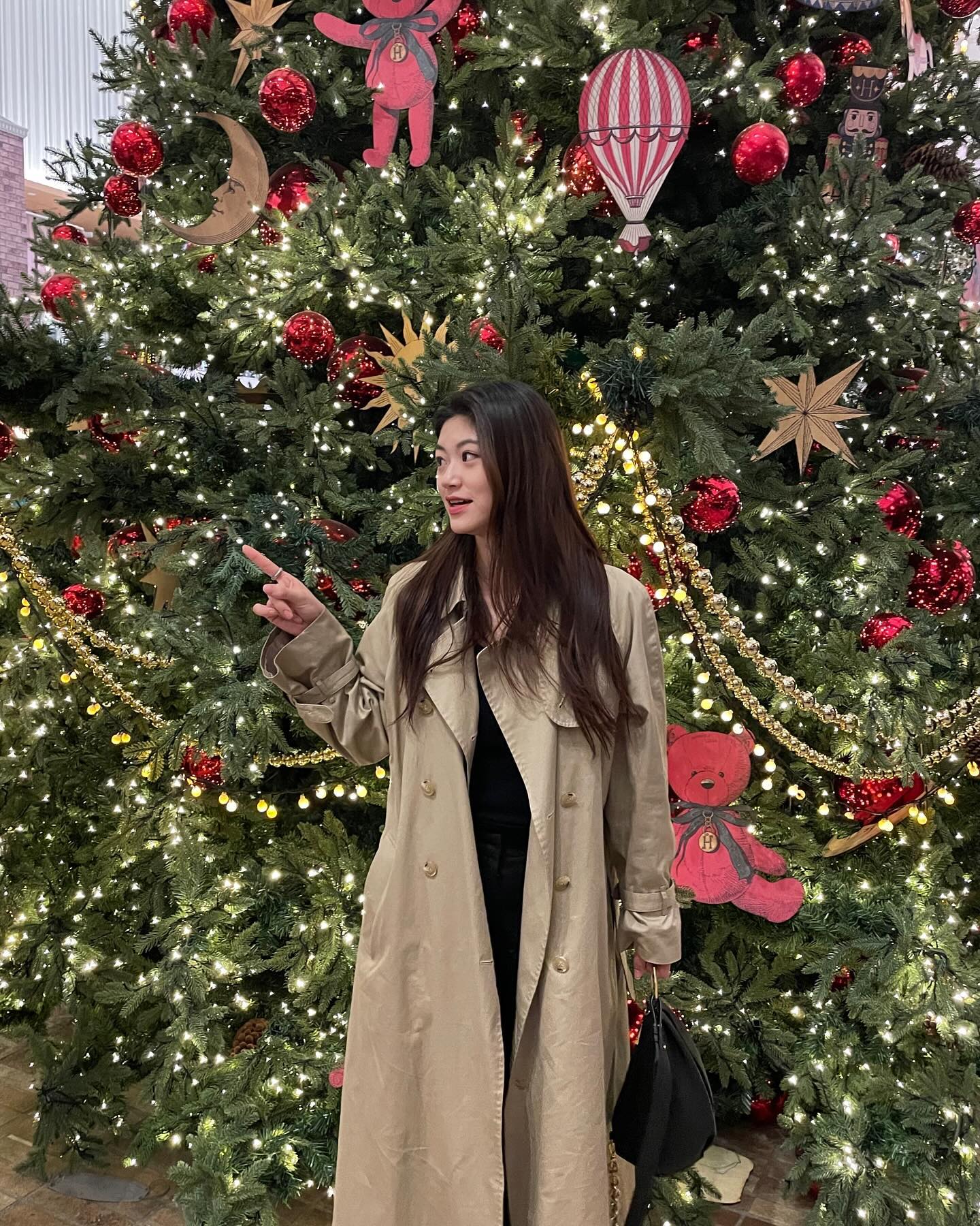 독감 이후로 컨디션 안돌아오는 사람 있나요 ? 🙋🏻‍♀️

얼굴상태도 정신상태도 헤롱이었던 날이지만 지나가던 혈육 데이트 장면 보고 빵 터진날 😵‍💫 그리고 의미없는 하트 사진 ..... 💔

더 현대 .. 토요일 .. 11시 반 웨이팅 시작해서 6시쯤 들어갔읍미다 .... 
다들 작정하고 가세요 🫠

#더현대서울 #더현대서울줄서기 #크리스마스트리