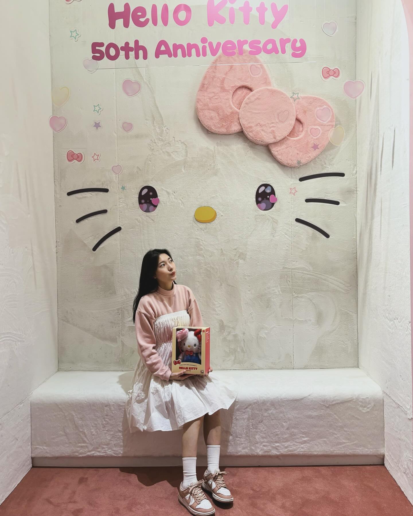 헬로키티 50주년 특별전시회 ✨
프리뷰라 그런지 사람 많지 않은 곳에서 헬로키티 인형도 받고 즐거웠습니다 :)

+) 딸기맨 아는 사람..? 딸기맨 보고 뭐냐며 웃었는데 랜덤카드 딸기맨 나온거 실화..? ㅋㅋㅋ

#헬로키티50주년특별전 #헬로키티 #헬로키티전시회 #동대문ddp #ddp전시회 #hellokitty #서울나들이 #서울가볼만한곳 #서울핫플레이스 #서울데이트코스 #헬로키티50주년