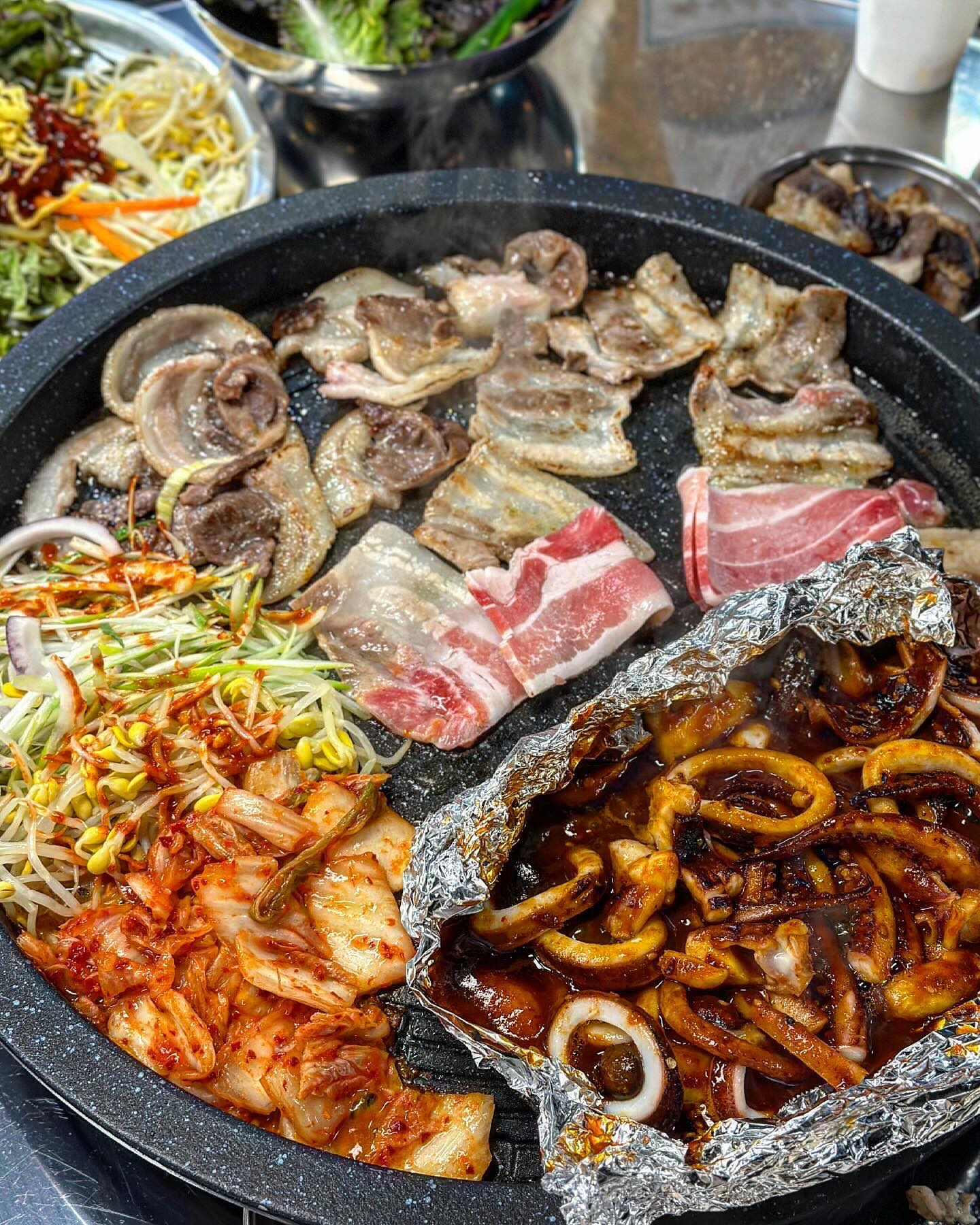 #협찬
만족도 500% 객사 냉삼맛집 #냅다청양집
질좋은 냉삼을 푸짐한 상차림으로 든든하게 먹을 수 있는곳

✔️청양작은세트 45,900
모둠고기(450g) + 불안주택1 + 오봉쟁반쫄면

고깃집 3인분 가격에 고기 불안주 쫄면까지
불안주도 4가지중에 선택 가능
(불치즈닭, 불오징어, 불닭발, 불껍딱)
맛과 양 그리고 가격까지 좋은 아주 무자비한집이예요

불안주는 오징어로 선택했는데
배에서 갓잡은 선동오징어라고 하더라구요
통통하고 쫄깃한 식감의 오징어에 맵달한 양념 더해지니
이거 뭐 멈출 수 없는 젓가락질
고기와의 조합도 넘 좋은거 있죠
술안주 하기 너무 좋은 메뉴조합

MZ라면 무조건 가야하는 
객사 핫플레이스니까 얼른 저장하시길

오픈 기념으로 한달간 
메인메뉴 주문시 냉삼 1인분 증정 이벤트중❤

✅️ chungyang_jeonju
◾️ 냅다청양집 전주객리단길점
◾️ 전북 전주시 완산구 전주객사3길 73-4
◾️ 매일 11:00 ~ 24:00
◾️ 063-273-4364

#전주맛집추천 #전주객사맛집 #전주객사술집 #전주객리단길맛집 #전주고기맛집 #전주맛집투어 #전주맛집베스트 #전주냉삼맛집 #전주신상맛집 #전주안주맛집 #객리단길신상맛집 #전주모임장소 #전주삼겹맛집
