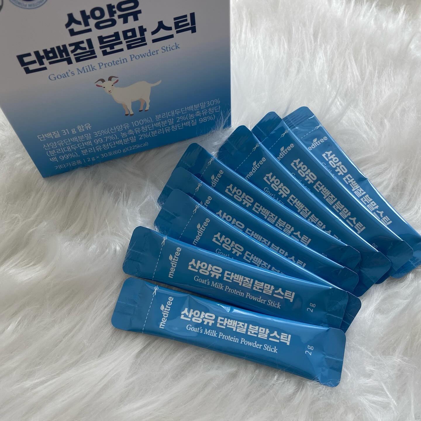 #광고 

근력을 위해 운동전후로 꼭 챙겨먹고 있는
단백질보충제 단백질스틱 
메디트리 산양유 단백질 소개해요 

퀄리고트 인증 받은
청정 네덜란드산 산양유 단백분말 함유로 
불포화지방산은 풍부하고 
카제인 함량은 낮추고

동물성단백질과 식물선단백질의
황금 밸런스를 맞춘 
메디트리 산양유 단백질은 
단백질, 칼슙, 비타민, 미네랑 등등
풍부한 영양성분을 자랑해요 

부원료인 과일야채분말도
유기농 제품으로 사용했구요 

17종 유산균 프리바이오틱스
칼슘, 마그네슘, 비타민, 미네랄까지
하루한포로 간편하게 건강챙길 수 있는
맛있는 단백질 : ) 

 남녀노소 누구나 
간편하게 섭취할 수 있는 단백질이라 
온가족 먹을 수 있는 단백질 
찾으신다면 안성맞춤 ! 

산양유 단백질 찾는분들께 
추천하는 메디트리 단백질스틱
지금부터 근육량 유지 위해
단백질 보충 시작해요 🖤 

#메디트리#산양유단백질#단백질보충#맛있는단백질#단백질스틱#단백질추천#단백질보충제#벌크업#다이어트식단