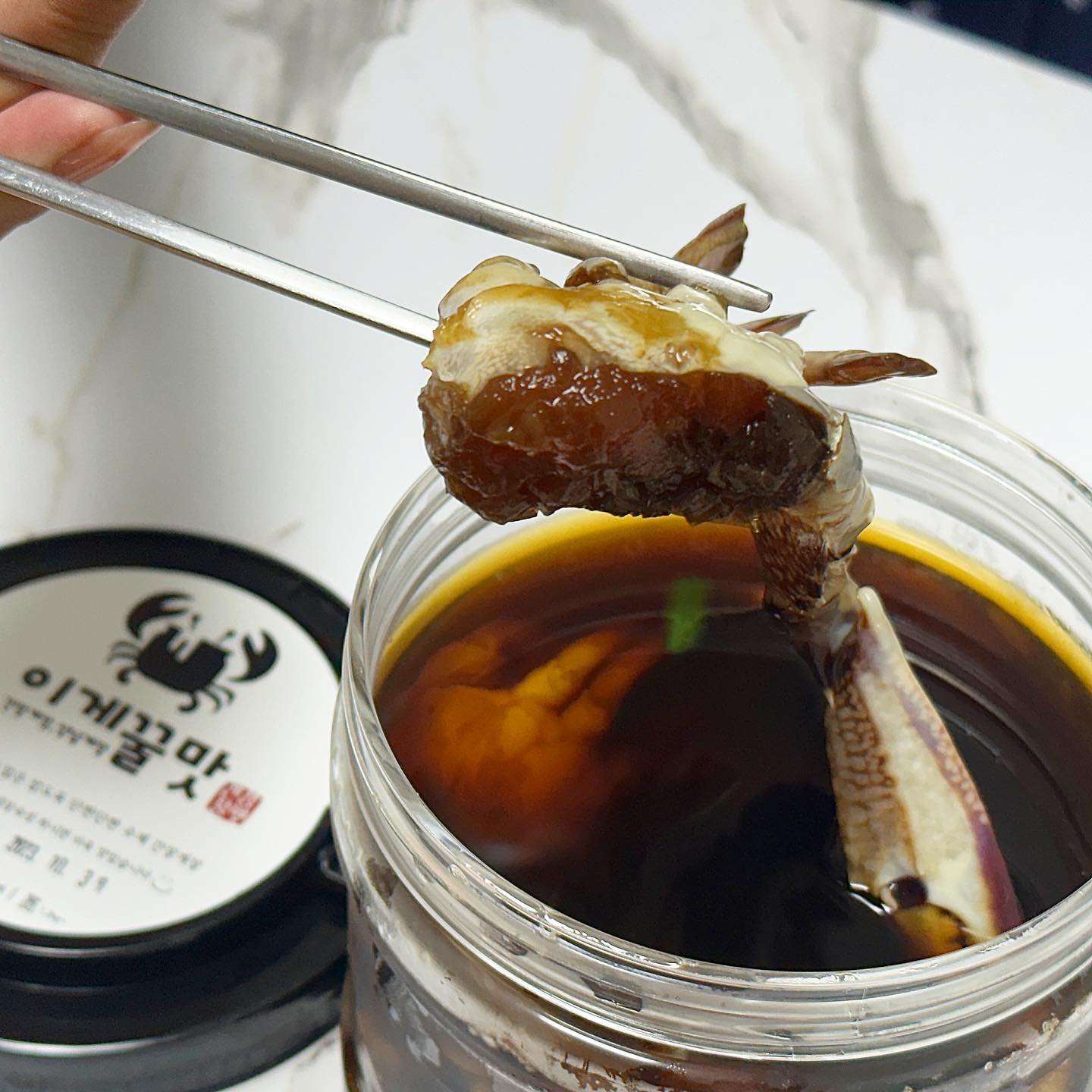 #협찬
🎣오늘의 미끼🎣
#간장게장 
honeycrab_ 

🦀이게꿀맛 한입 간장게장 (23,800원)

🦀 내 밥어디갓엉!!! 밥도둑 간장게장 드디어 영접 ㅜㅜㅜ

🦀 신선한 게와 재료들을 아끼지않고 10000% 수작업으로 만들어 감칠맛도 10000%…

🦀 노력대비 성과가 없어서 간장게장 싫어하는사람 손✋!!! 게딱지없이 깔끔하게 손질되어 나와서 한입에 쏙 가능😘

🦀 밥위에 게살만 얹어서 먹어두 넘모맛잇능걸.. 특유의 쓴맛 전혀 없이 고소해에에🫠 껍질도 그리 단단하지않아서 게살 발라목기 너무 편해에에

🦀 화학조미료나 색소 방부제 사용없이 만들어서 마음놓고 먹어두댄다당👍

📌이게꿀맛-강원특별자치도 춘천시 후석로59번길 15-3 . 1층

#양념게장 #양념꽃게무침 #꽃게장 #반찬추천 #밑반찬추천 #가정식반찬 #양념게장만드는법 #양념꽃게장 #밥도둑 #간단한반찬 #게장 #간장게장맛집 #게장맛집 #양념게장맛집 #이게꿀맛